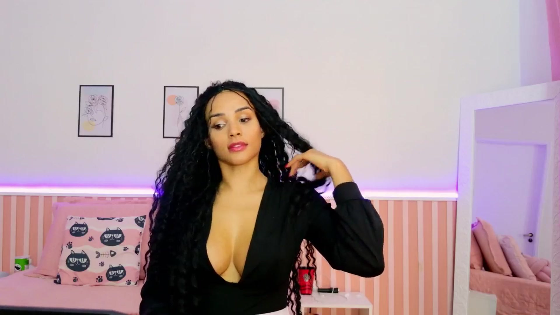 Gallery image thumbnail from Helen9g38's myfreecams stream on, 01/07/2025, 19:52 image 17 of 20