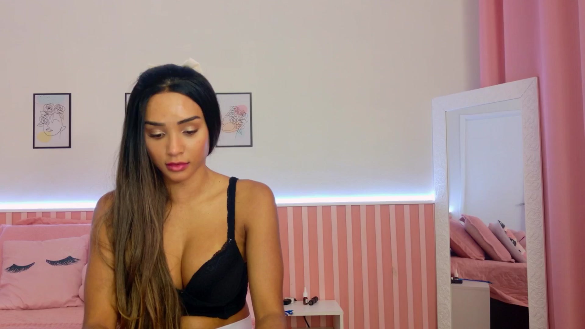 Gallery image thumbnail from Helen9g38's myfreecams stream on, 01/16/2025, 20:52 image 14 of 20