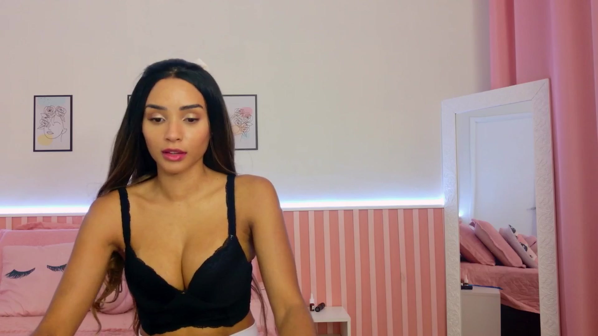Gallery image thumbnail from Helen9g38's myfreecams stream on, 01/16/2025, 20:52 image 13 of 20