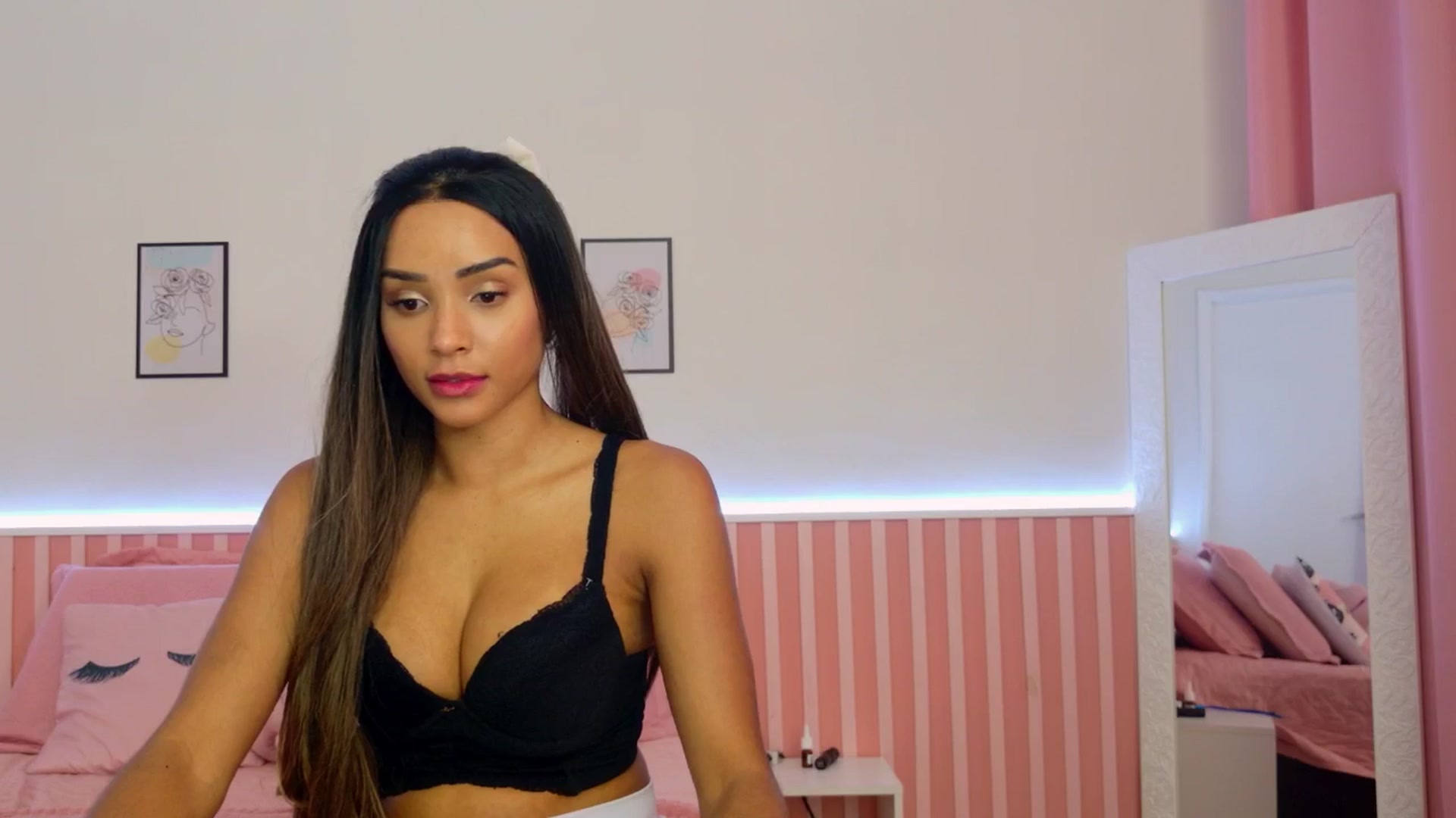 Gallery image thumbnail from Helen9g38's myfreecams stream on, 01/16/2025, 20:52 image 18 of 20