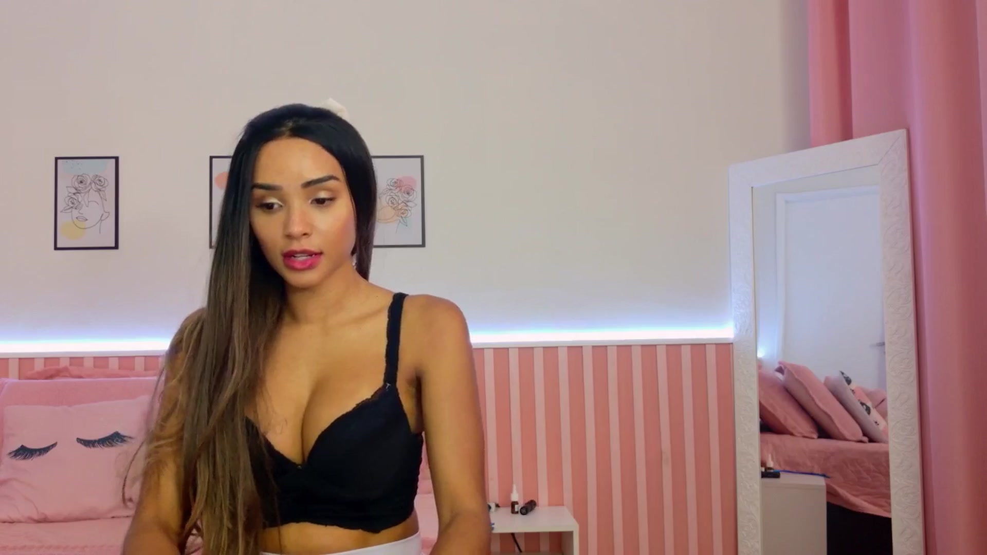 Gallery image thumbnail from Helen9g38's myfreecams stream on, 01/16/2025, 20:52 image 9 of 20