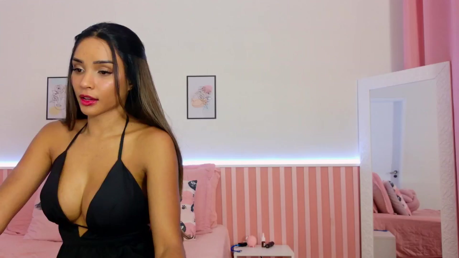 Gallery image thumbnail from Helen9g38's myfreecams stream on, 01/18/2025, 16:14 image 20 of 20