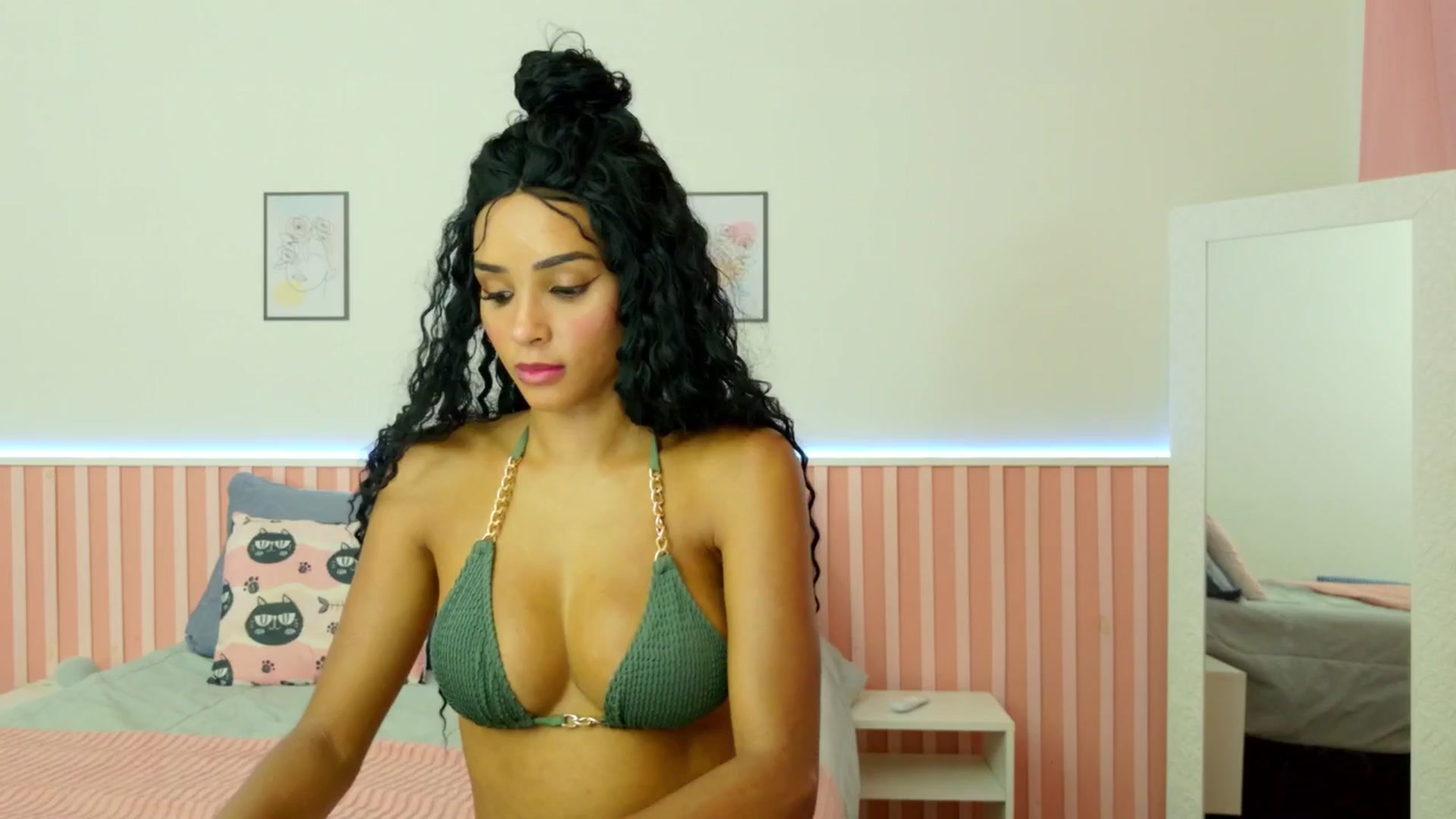 Gallery image thumbnail from Helen9g38's myfreecams stream on, 02/18/2025, 20:03 image 5 of 20
