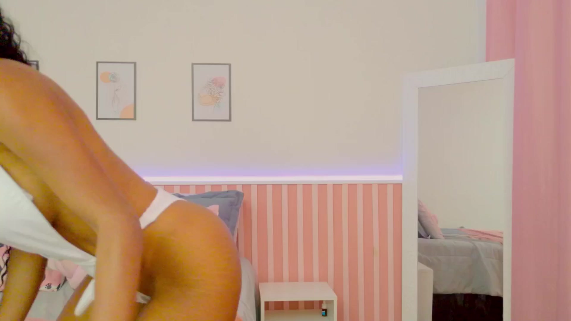 Gallery image thumbnail from Helen9g38's myfreecams stream on, 02/20/2025, 19:00 image 6 of 20
