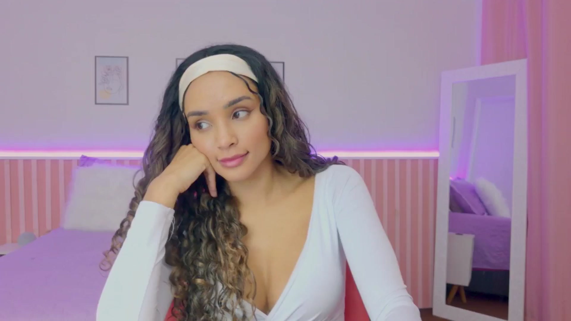 Gallery image thumbnail from Helen9g38's myfreecams stream on, 09/04/2025, 13:08 image 6 of 20