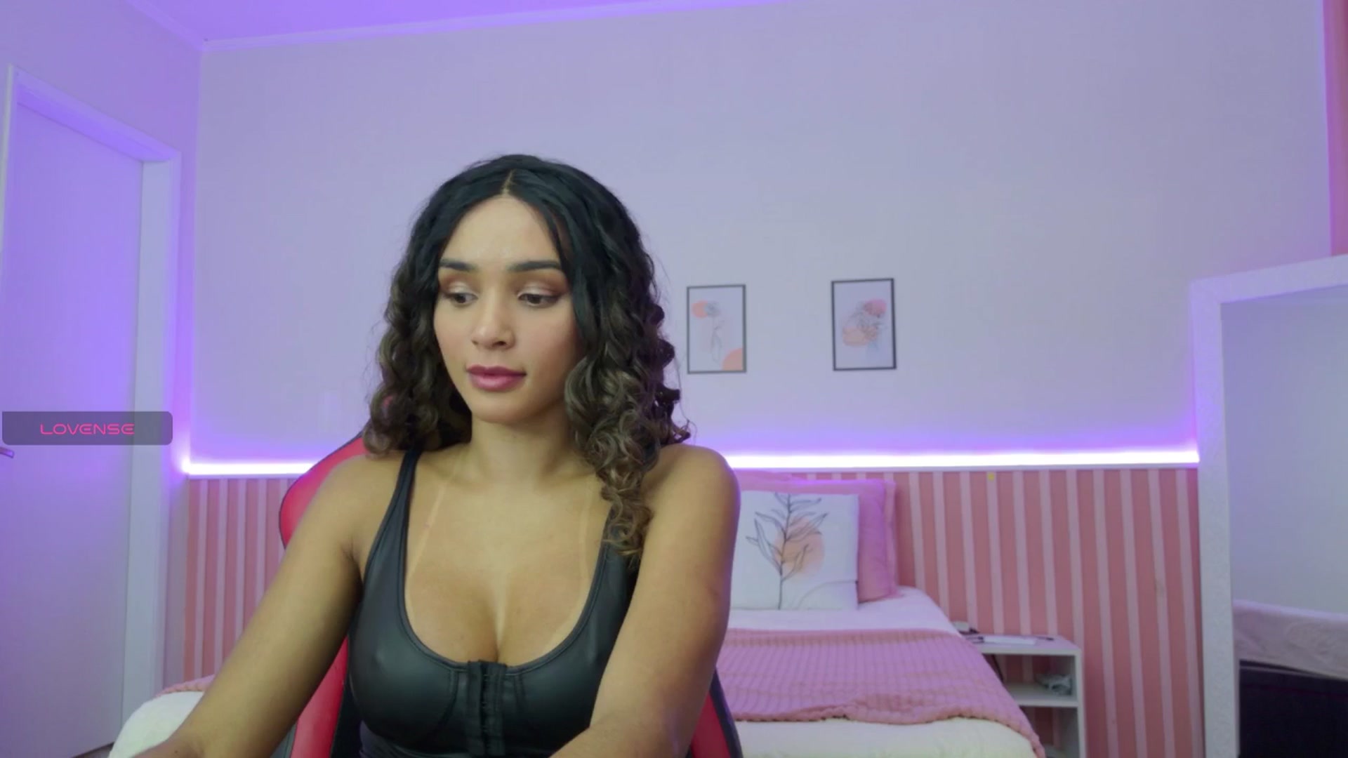 Gallery image thumbnail from Helen9g38's myfreecams stream on, 10/16/2025, 10:32 image 18 of 20