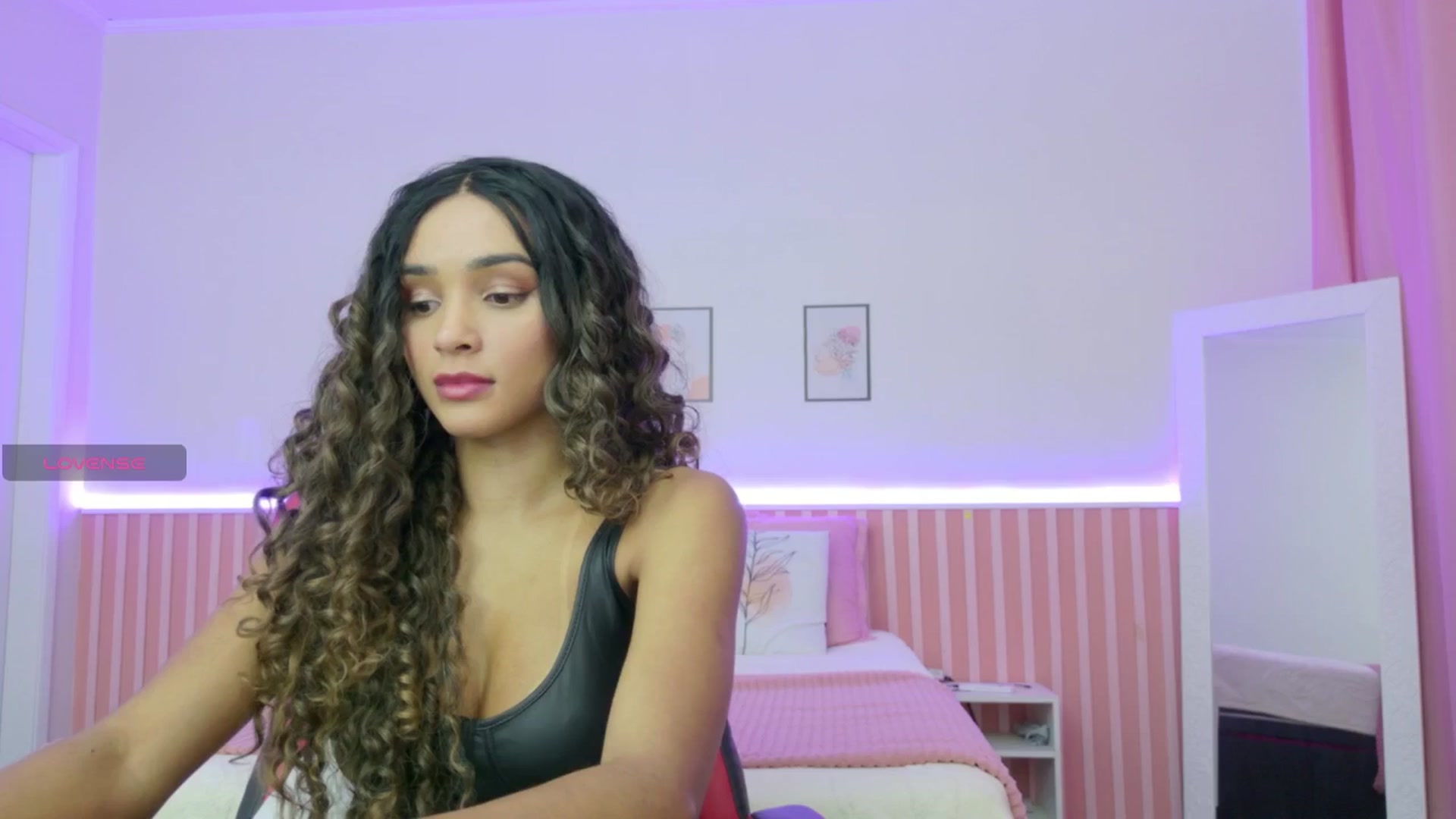 Gallery image thumbnail from Helen9g38's myfreecams stream on, 10/16/2025, 10:32 image 1 of 20