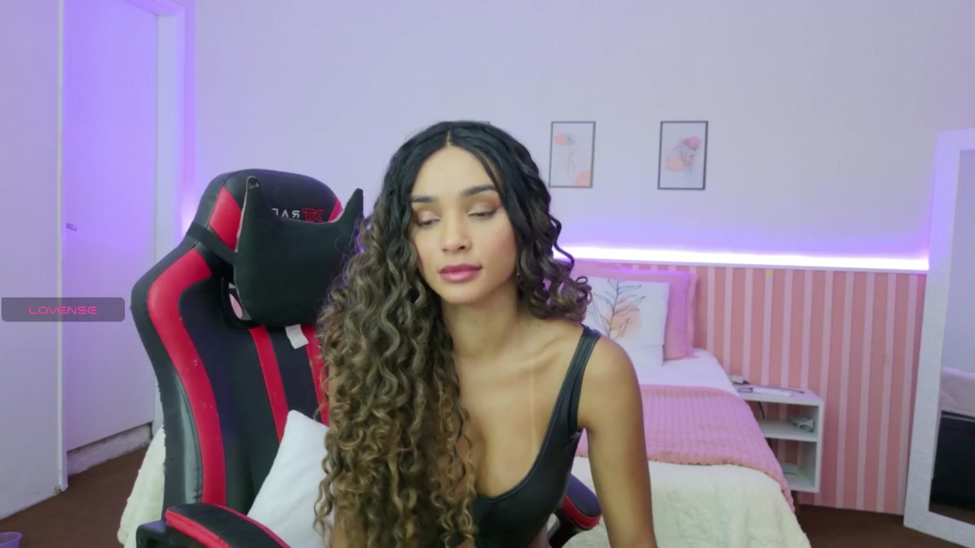 Gallery image thumbnail from Helen9g38's myfreecams stream on, 10/16/2025, 10:32 image 9 of 20