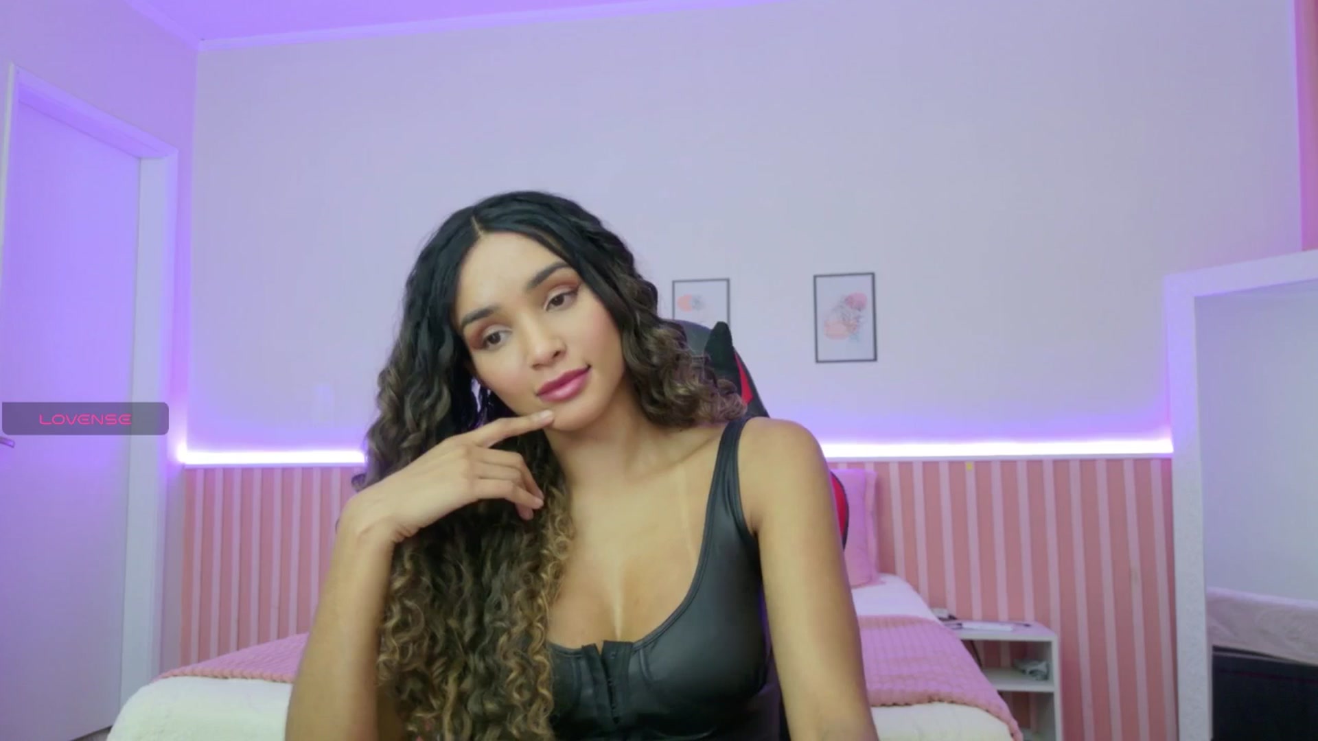 Gallery image thumbnail from Helen9g38's myfreecams stream on, 10/16/2025, 10:32 image 10 of 20