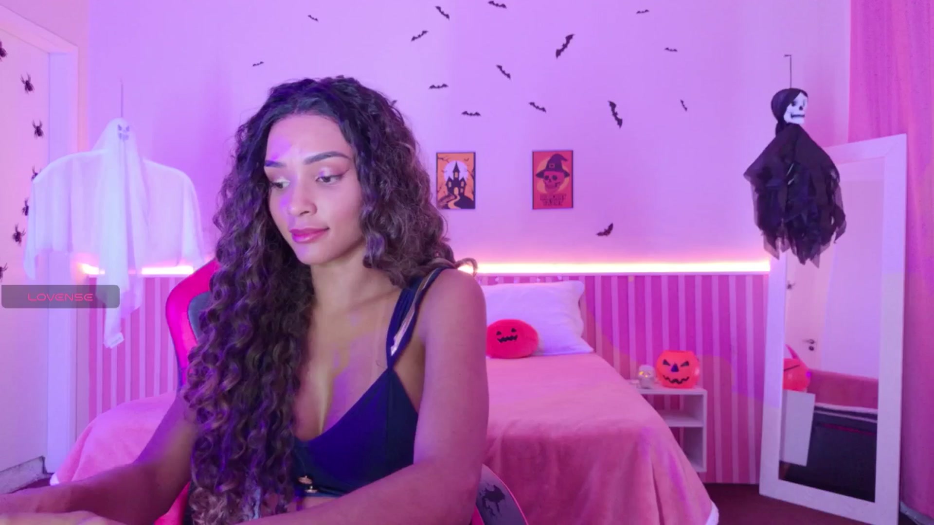 Gallery image thumbnail from Helen9g38's myfreecams stream on, 10/27/2025, 11:18 image 9 of 20