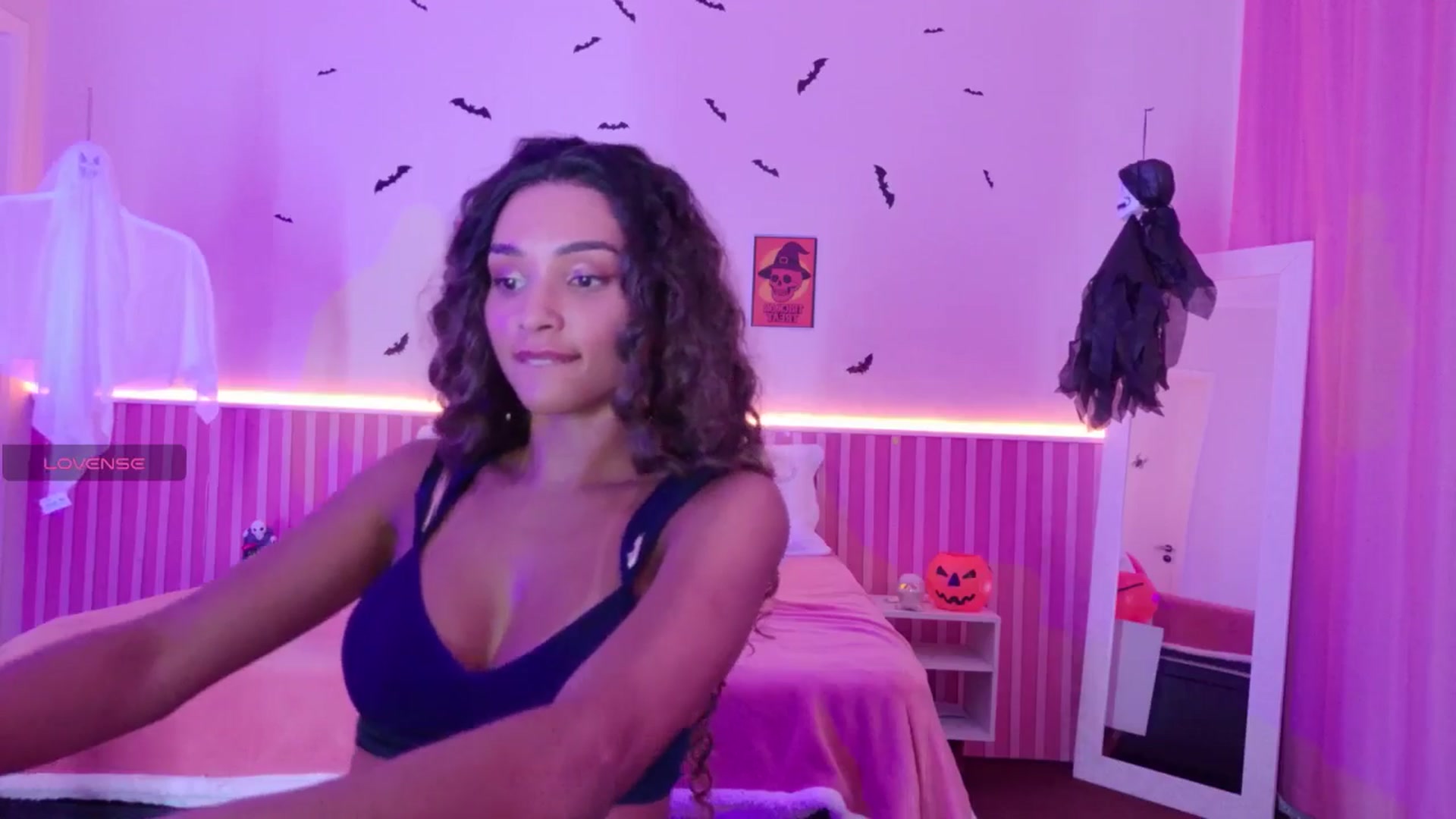 Gallery image thumbnail from Helen9g38's myfreecams stream on, 10/27/2025, 11:18 image 14 of 20