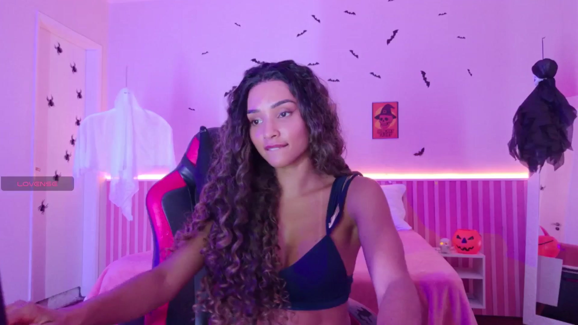 Gallery image thumbnail from Helen9g38's myfreecams stream on, 10/27/2025, 11:18 image 1 of 20