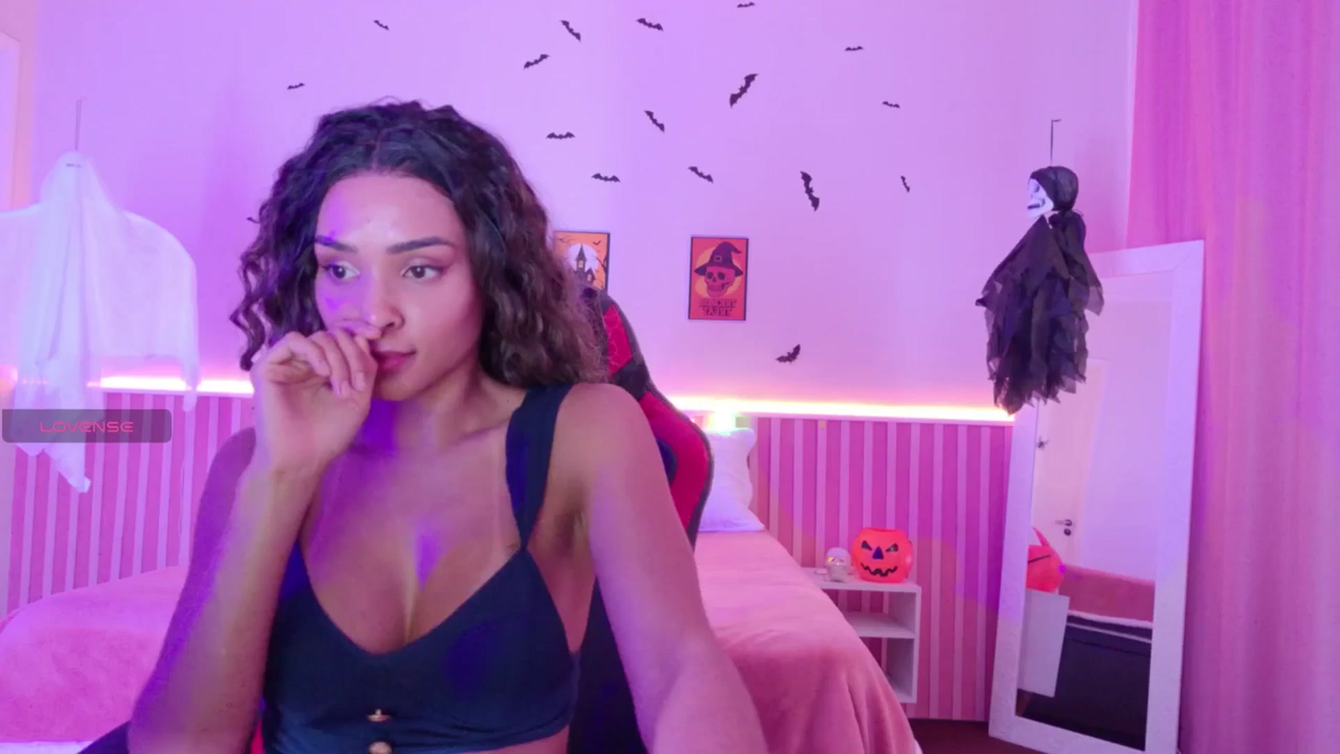 Gallery image thumbnail from Helen9g38's myfreecams stream on, 10/27/2025, 12:15 image 1 of 20