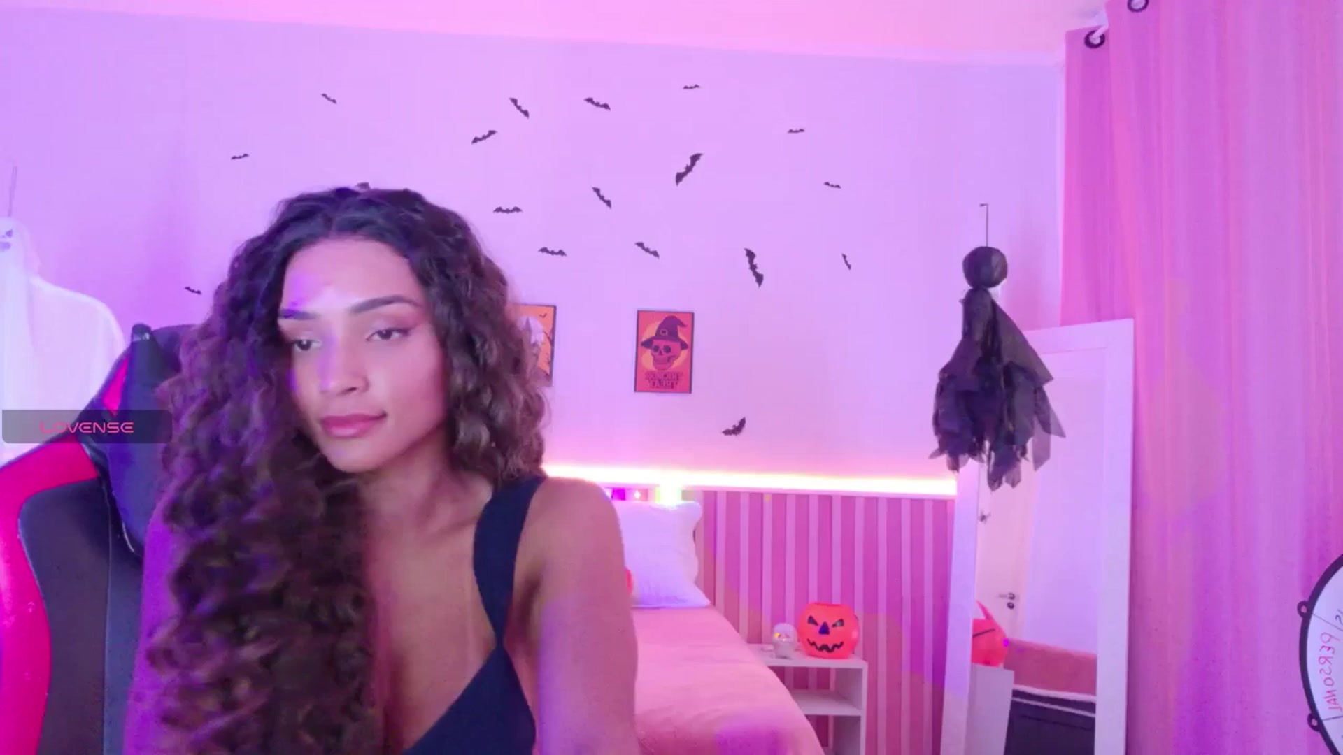 Gallery image thumbnail from Helen9g38's myfreecams stream on, 10/27/2025, 12:15 image 10 of 20