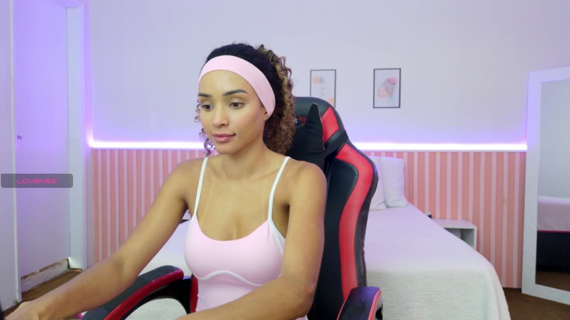 Gallery image thumbnail from Helen9g38's myfreecams stream on, 11/21/2025, 20:02 image 17 of 20