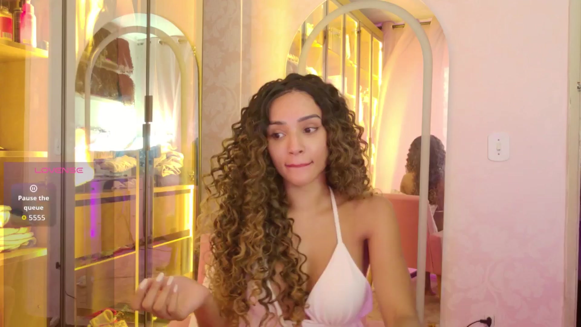 Gallery image thumbnail from Helen9g38's myfreecams stream on, 01/13/2026, 22:04 image 11 of 20