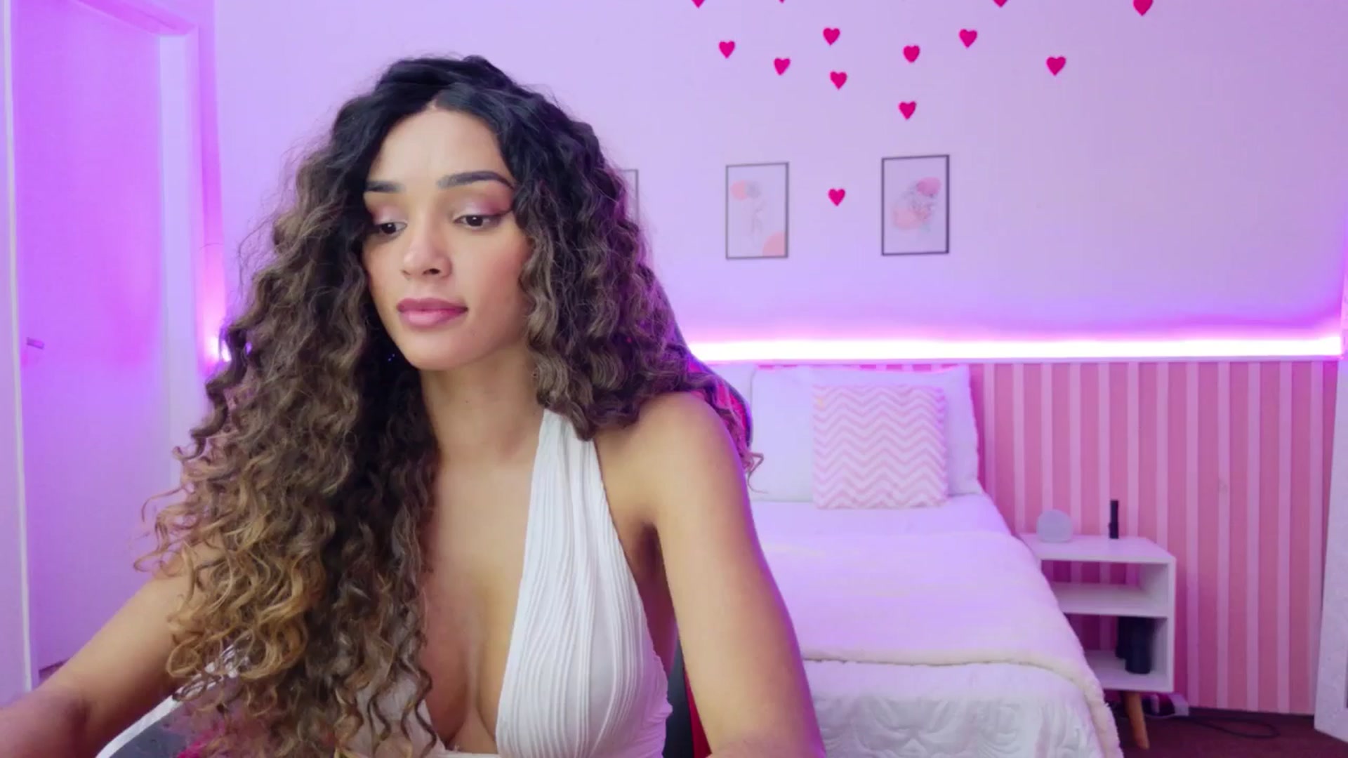 Gallery image thumbnail from Helen9g38's myfreecams stream on, 04/17/2026, 13:07 image 11 of 20