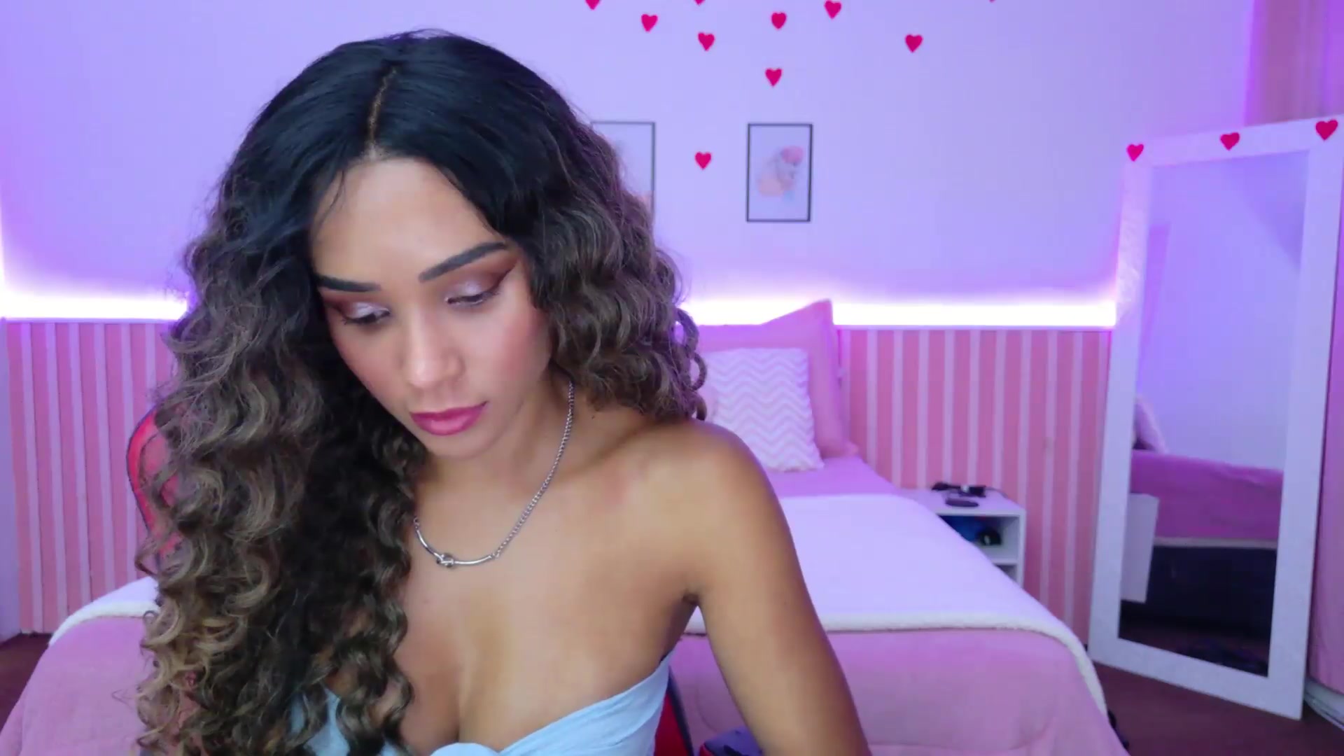Gallery image thumbnail from Helen9g38's myfreecams stream on, 08/19/2026, 19:25 image 14 of 20