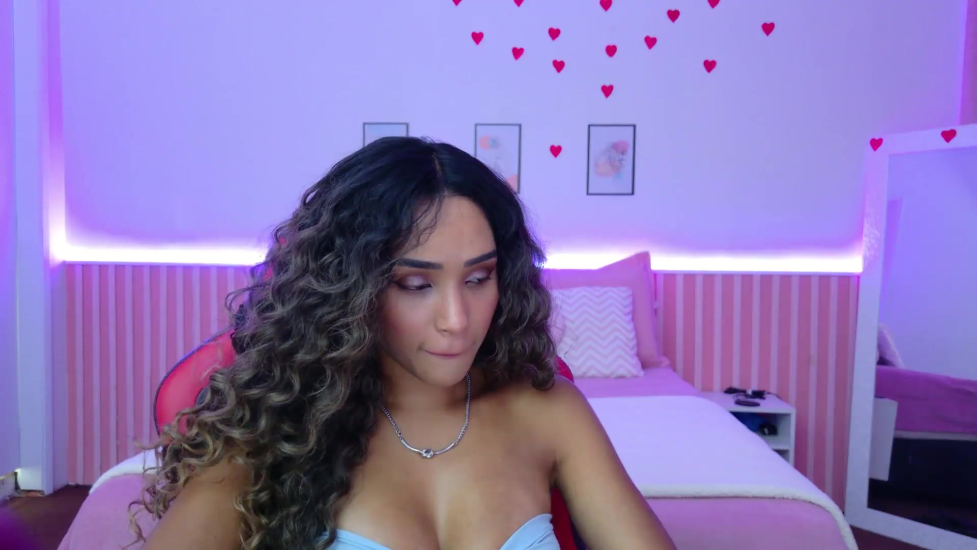 Gallery image thumbnail from Helen9g38's myfreecams stream on, 08/19/2026, 19:25 image 8 of 20