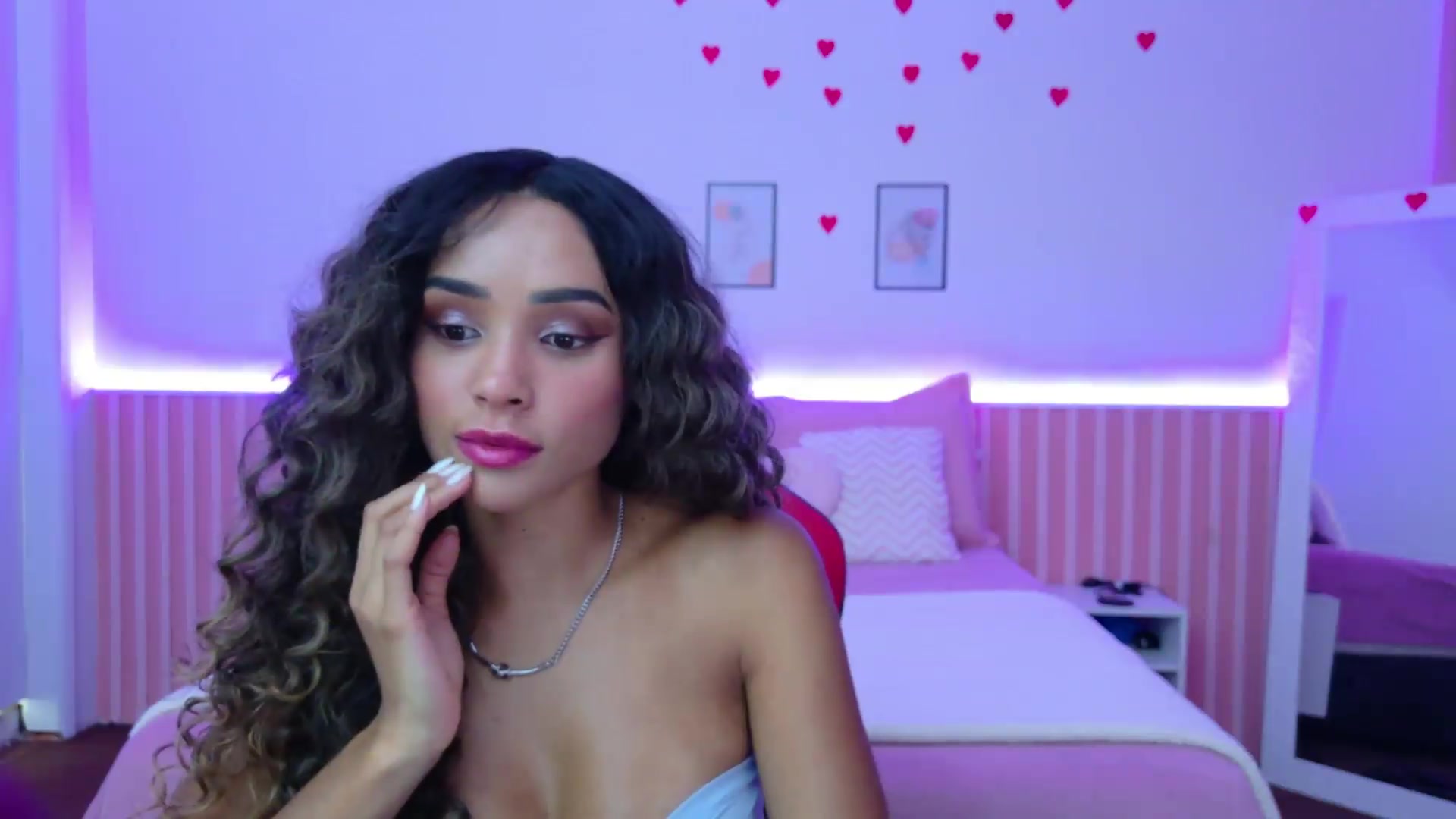 Gallery image thumbnail from Helen9g38's myfreecams stream on, 08/19/2026, 19:25 image 7 of 20