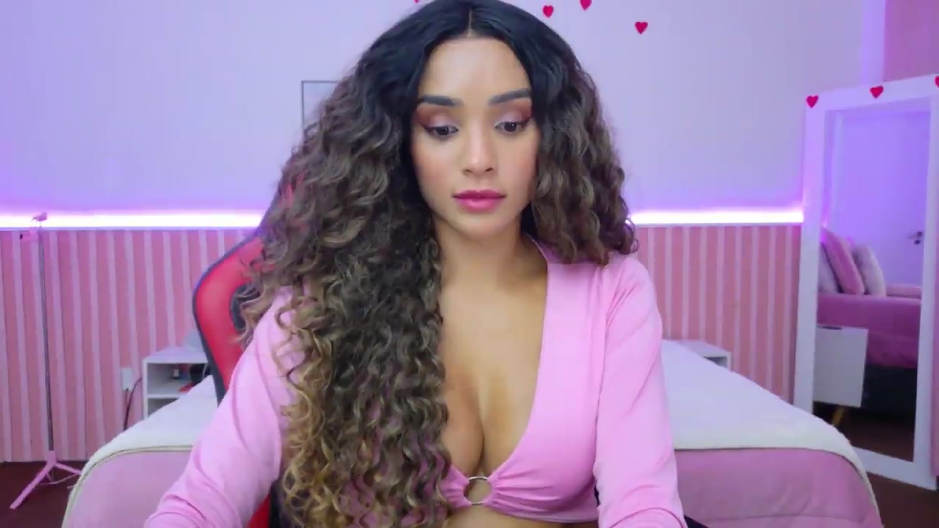 Gallery image thumbnail from Helen9g38's myfreecams stream on, 08/26/2026, 19:38 image 17 of 20