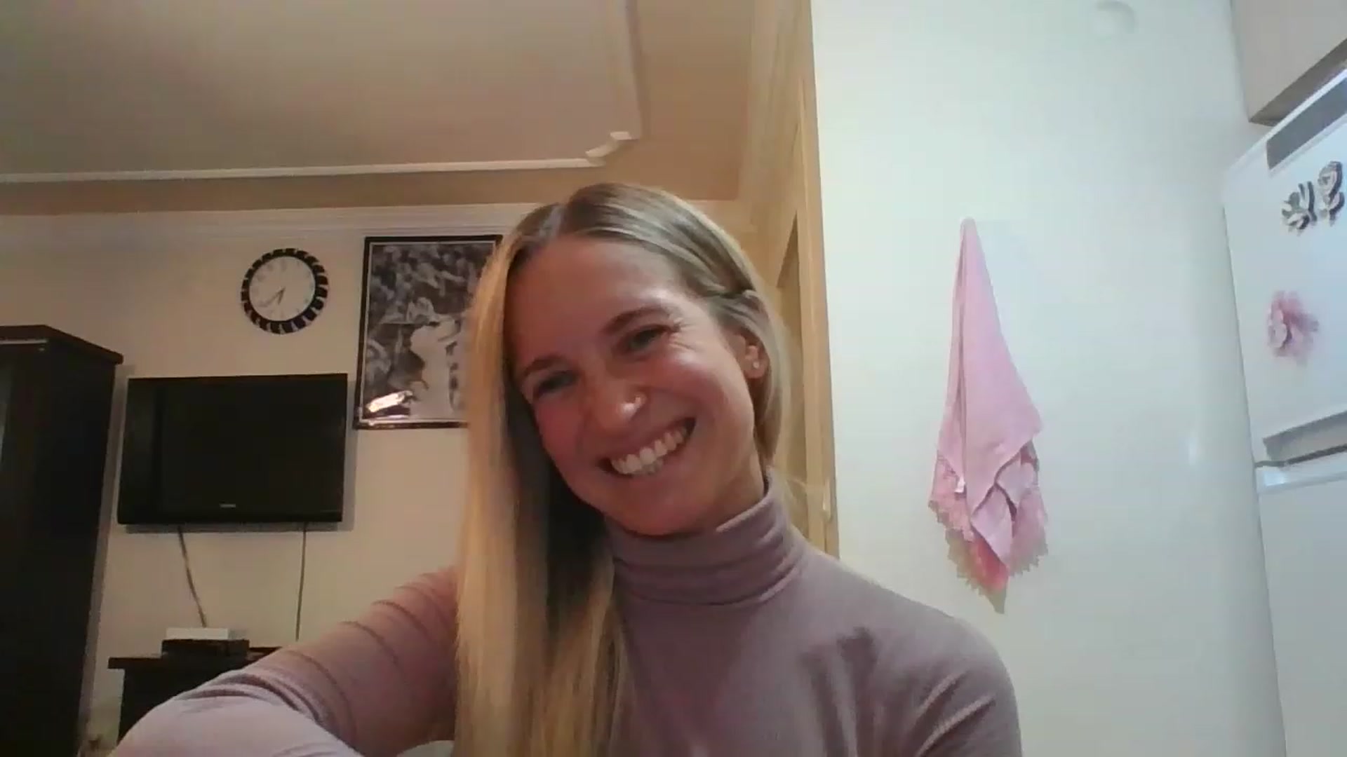 Gallery image thumbnail from HelenMint's myfreecams stream on, 12/08/2022, 19:05 image 14 of 20