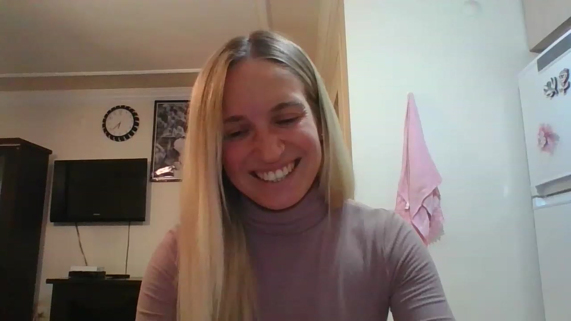 Gallery image thumbnail from HelenMint's myfreecams stream on, 12/08/2022, 19:05 image 18 of 20