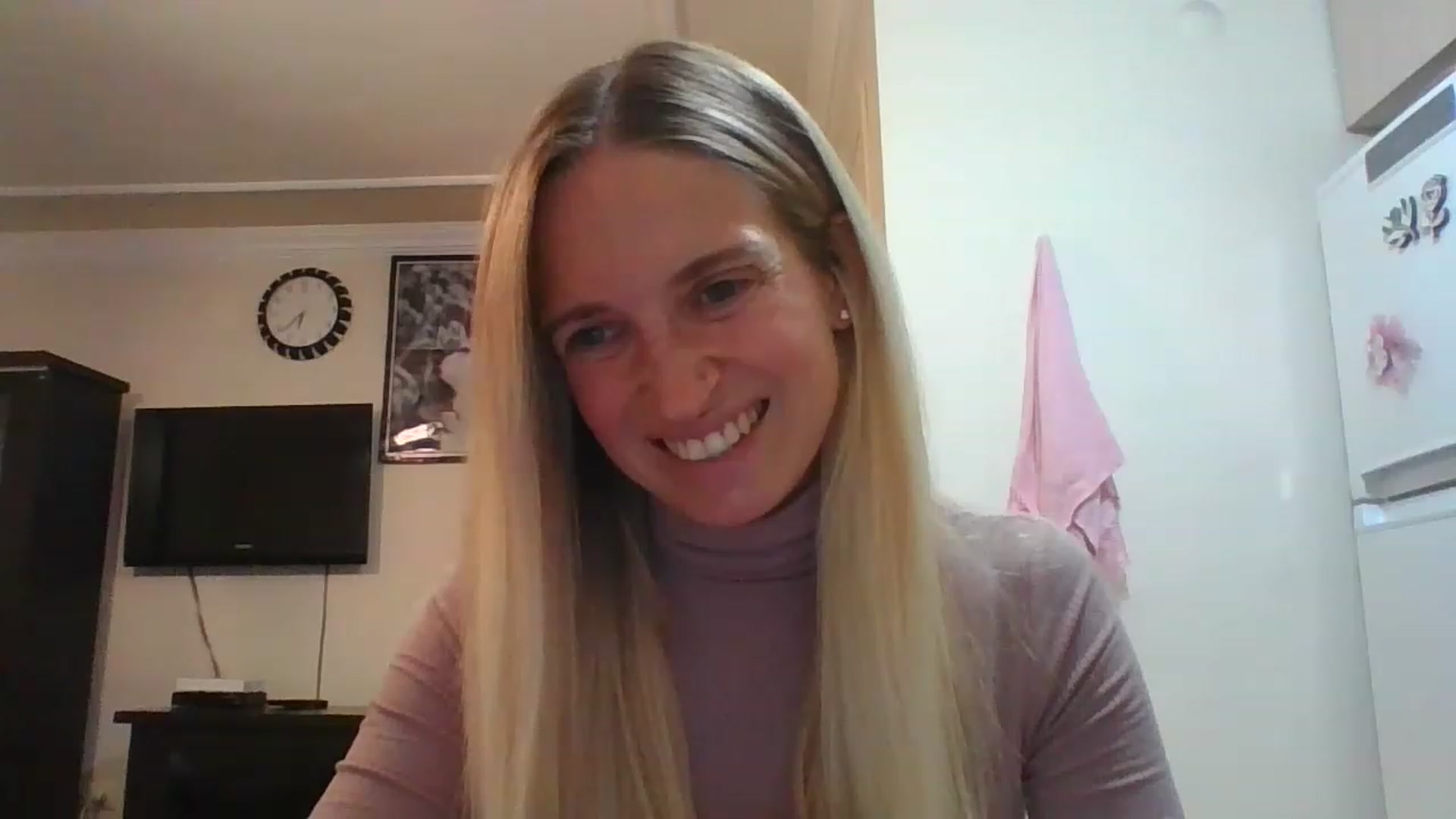 Gallery image thumbnail from HelenMint's myfreecams stream on, 12/08/2022, 19:05 image 4 of 20