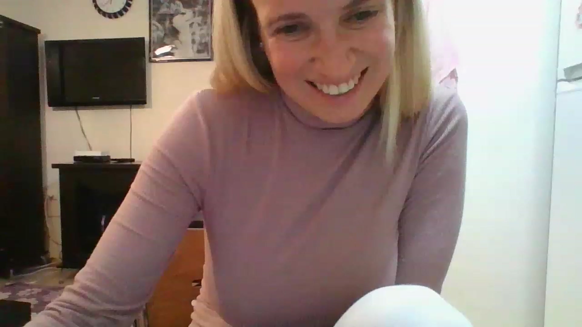 Gallery image thumbnail from HelenMint's myfreecams stream on, 12/08/2022, 19:38 image 11 of 20