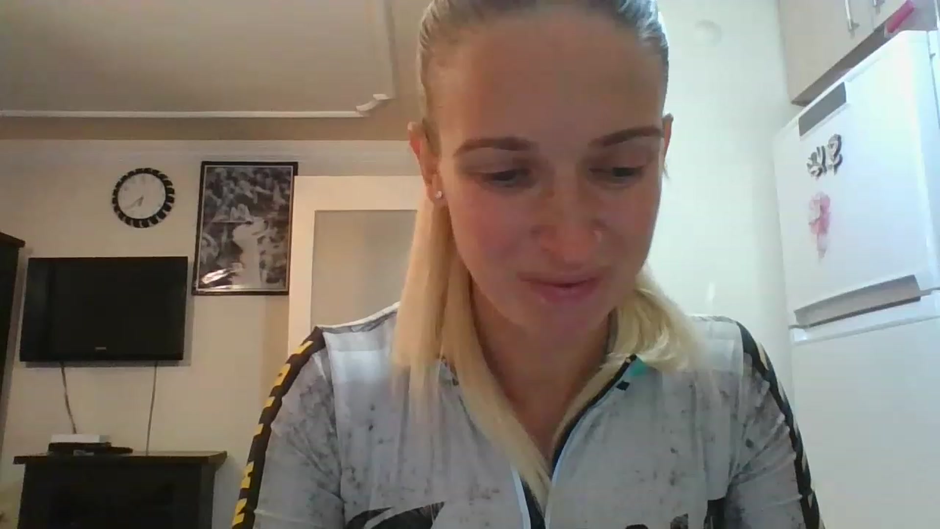 Gallery image thumbnail from HelenMint's myfreecams stream on, 12/12/2022, 16:59 image 4 of 20