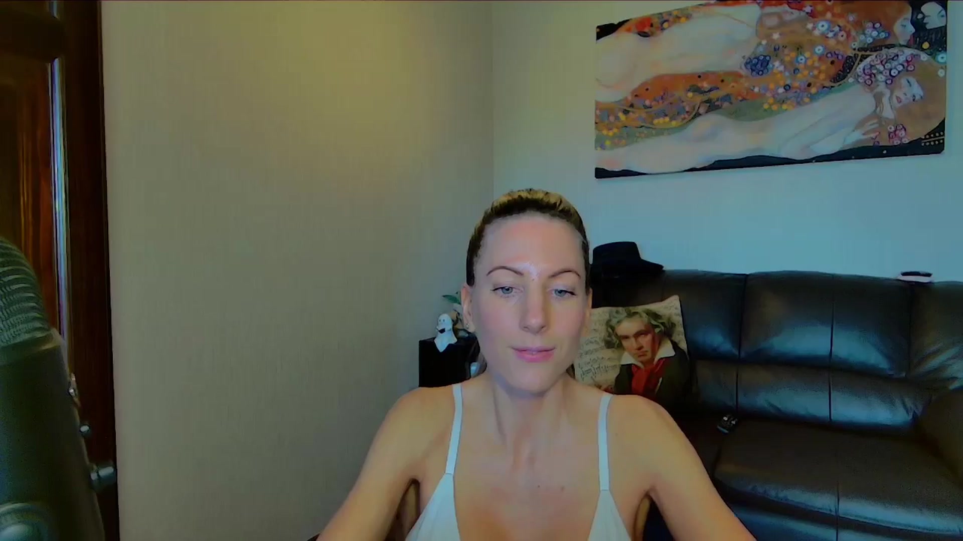 Gallery image thumbnail from Helena_'s myfreecams stream on, 04/10/2026, 17:54 image 3 of 20