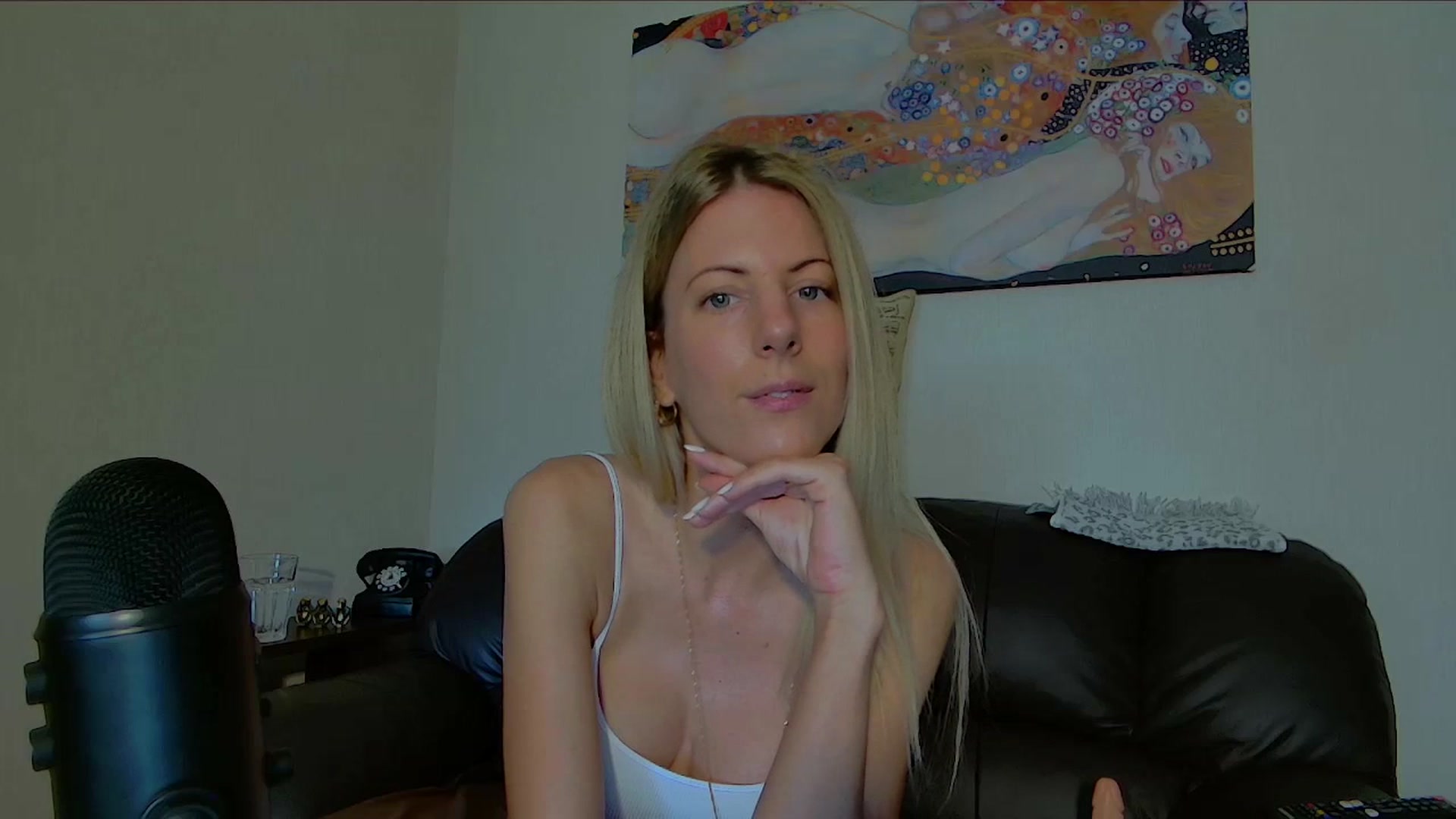 Gallery image thumbnail from Helenadoll's myfreecams stream on, 06/04/2025, 16:00 image 2 of 20