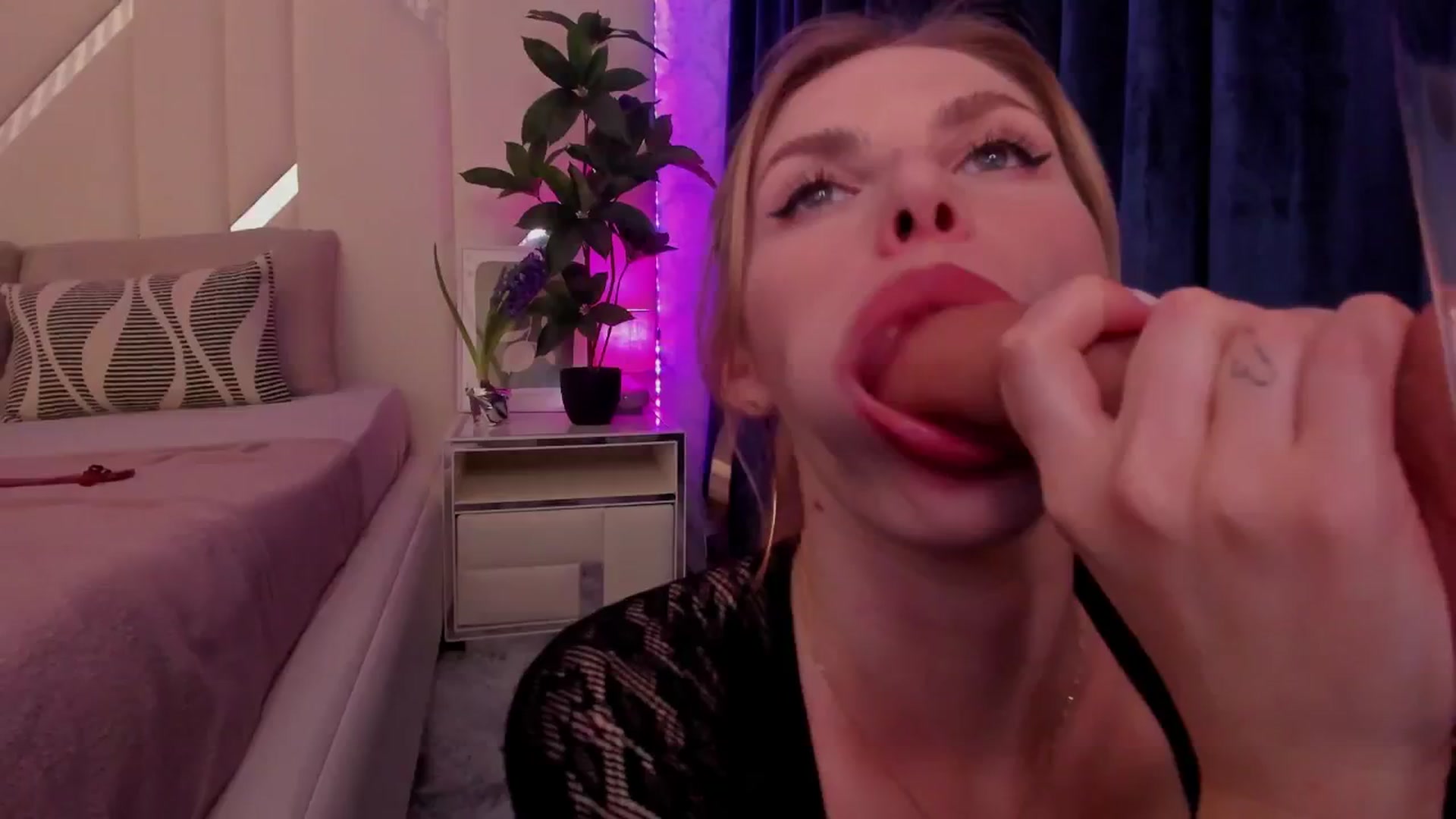 Gallery image thumbnail from Heleyybaylee's myfreecams stream on, 03/11/2025, 20:49 image 9 of 20
