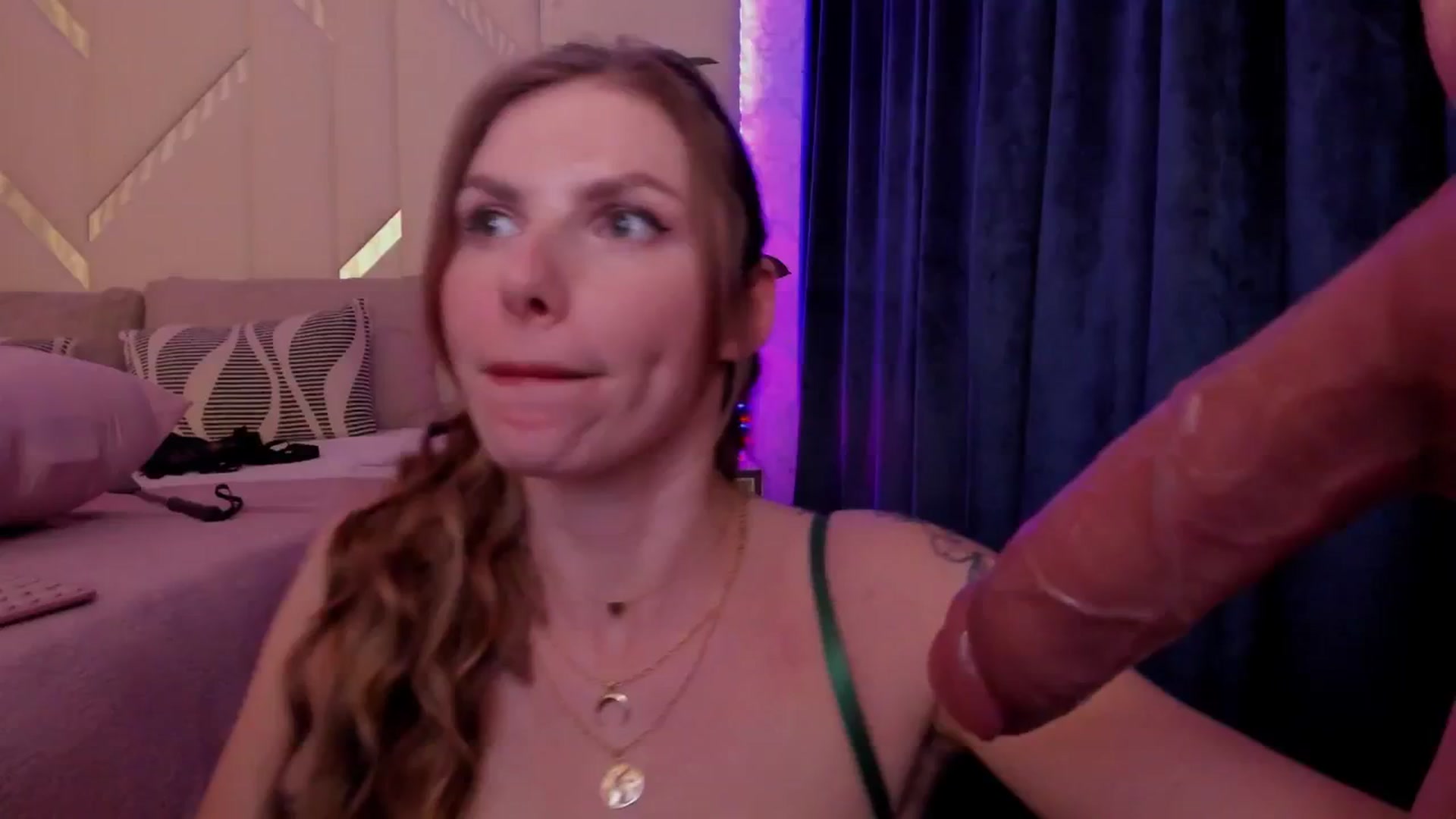 Gallery image thumbnail from Heleyybaylee's myfreecams stream on, 03/19/2025, 24:34 image 19 of 20