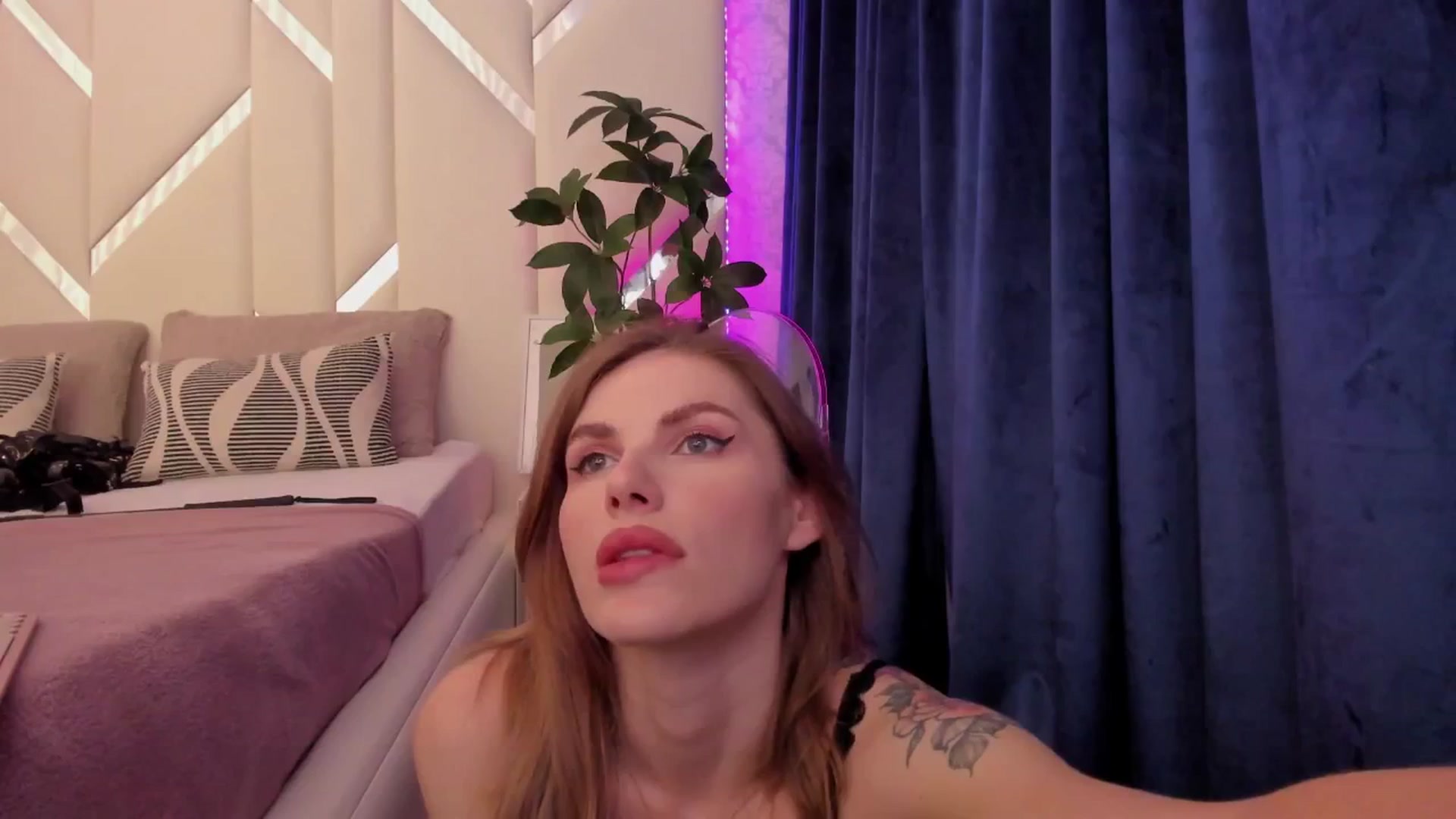 Gallery image thumbnail from Heleyybaylee's myfreecams stream on, 04/15/2025, 19:59 image 15 of 20