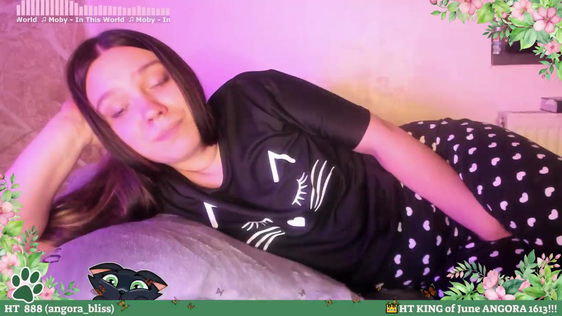 Gallery image thumbnail from Hell_Belle's myfreecams stream on, 06/05/2026, 19:09 image 18 of 20