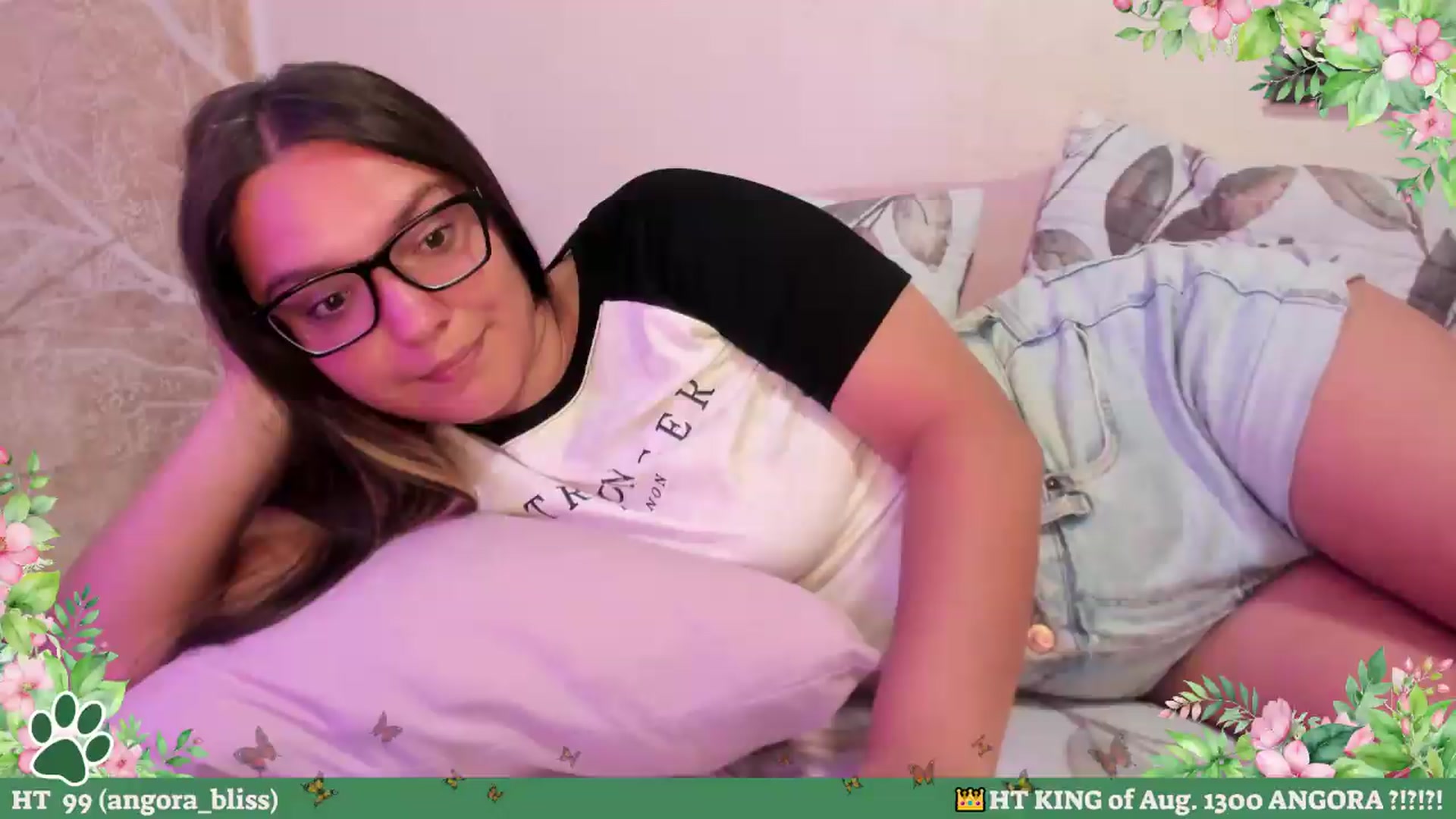Gallery image thumbnail from Hell_Belle's myfreecams stream on, 08/26/2026, 18:52 image 1 of 20