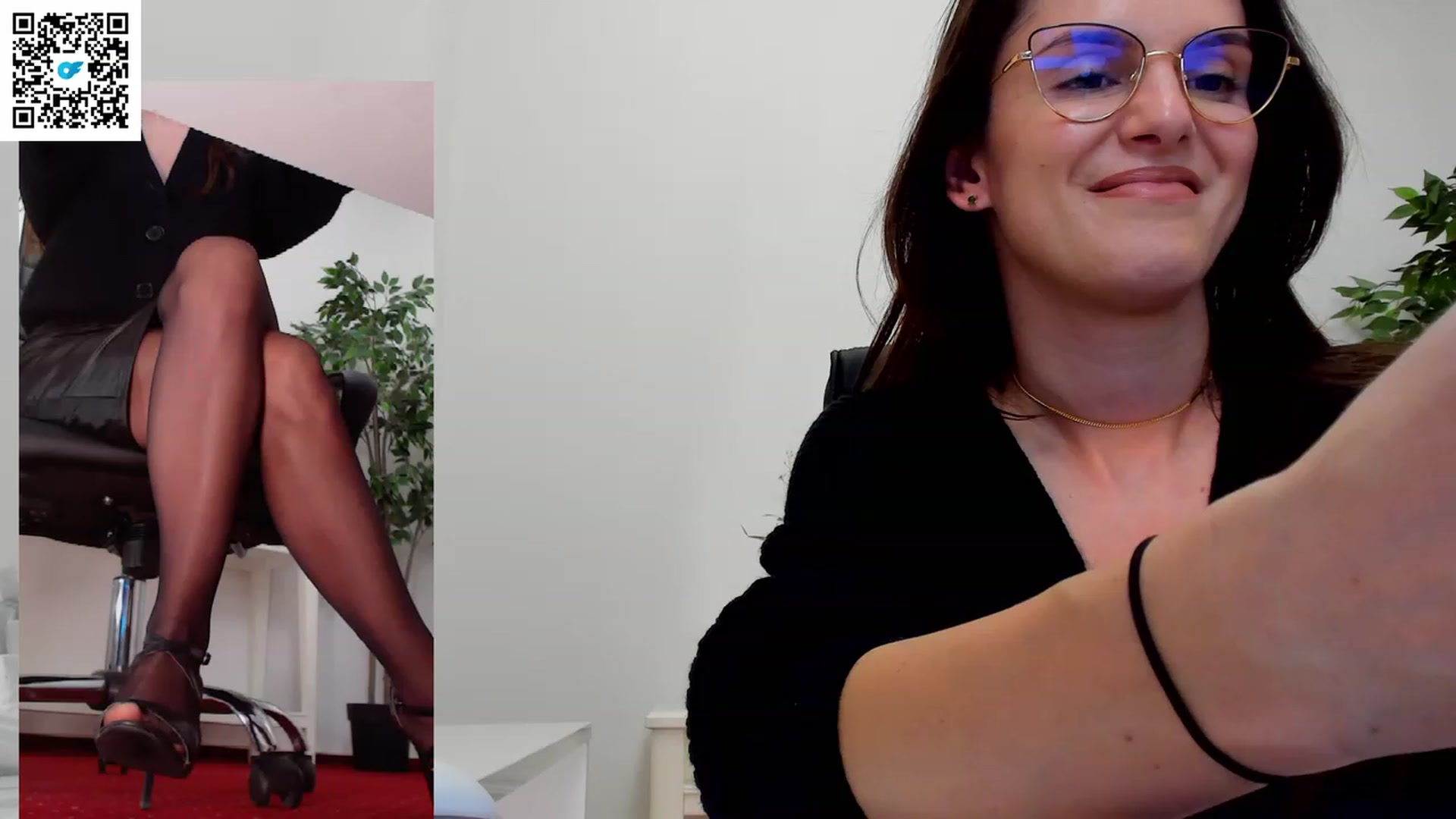 Gallery image thumbnail from Helle__'s myfreecams stream on, 11/17/2022, 14:43 image 10 of 20