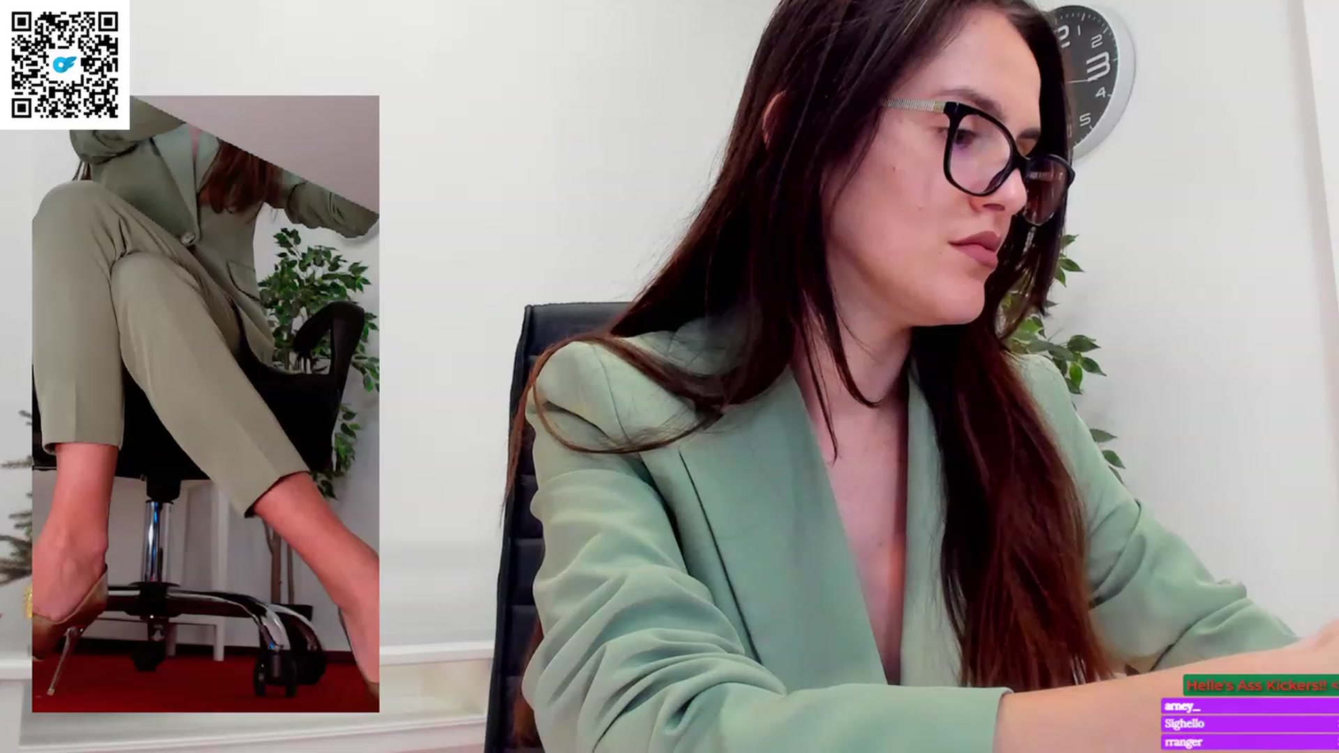 Gallery image thumbnail from Helle__'s myfreecams stream on, 12/07/2022, 14:29 image 13 of 20