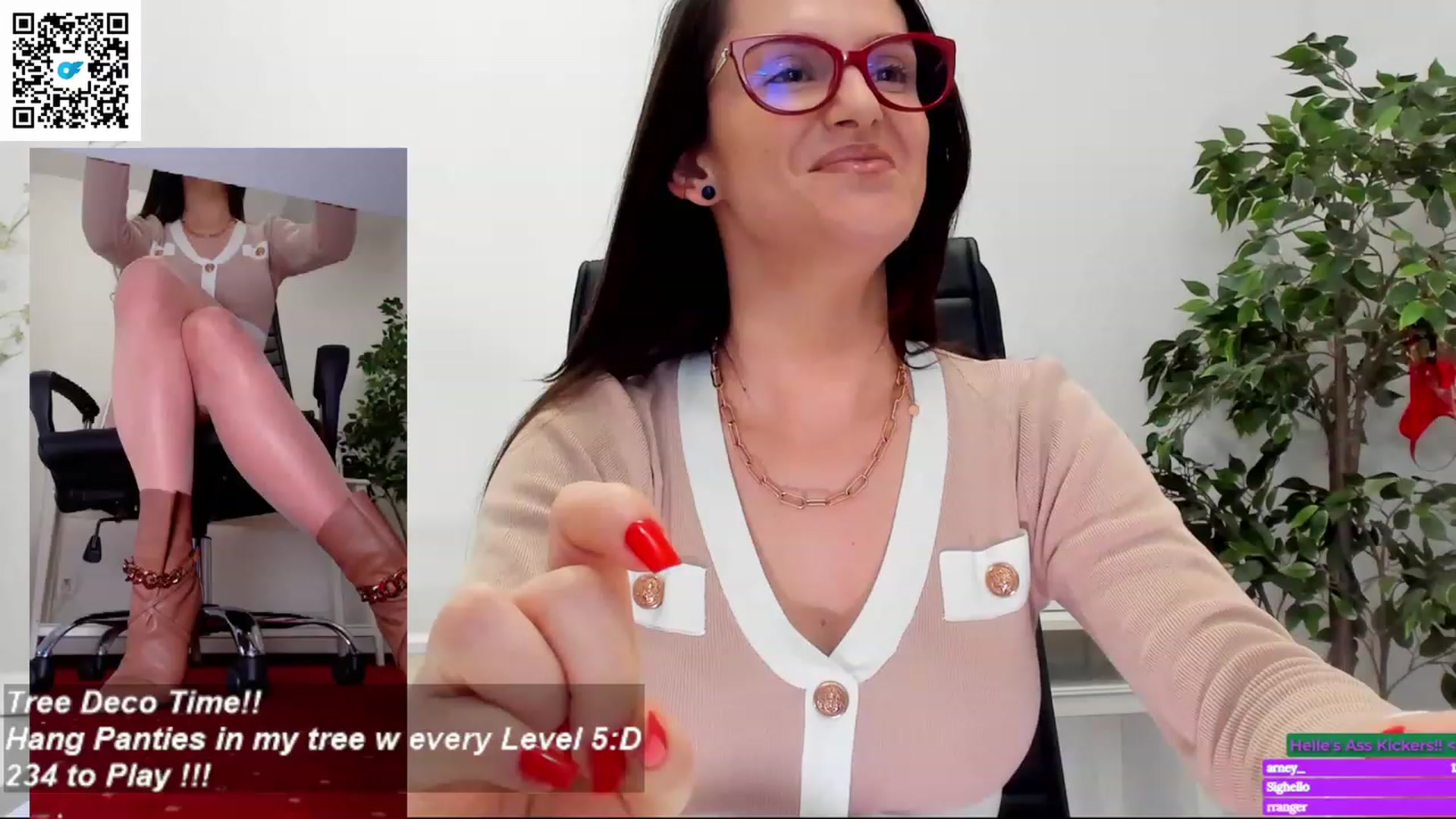 Gallery image thumbnail from Helle__'s myfreecams stream on, 12/19/2022, 14:50 image 6 of 20