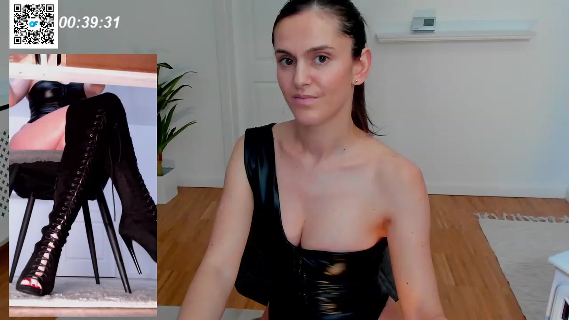 Gallery image thumbnail from Helle__'s myfreecams stream on, 01/08/2023, 22:12 image 10 of 20