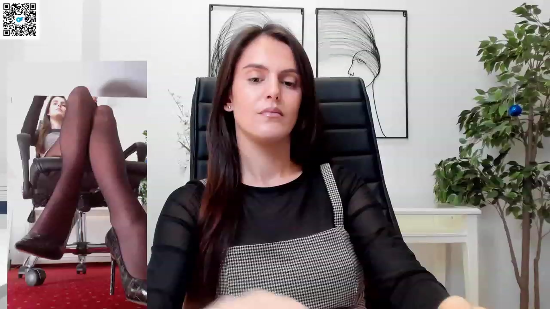 Gallery image thumbnail from Helle__'s myfreecams stream on, 03/01/2023, 10:30 image 4 of 20