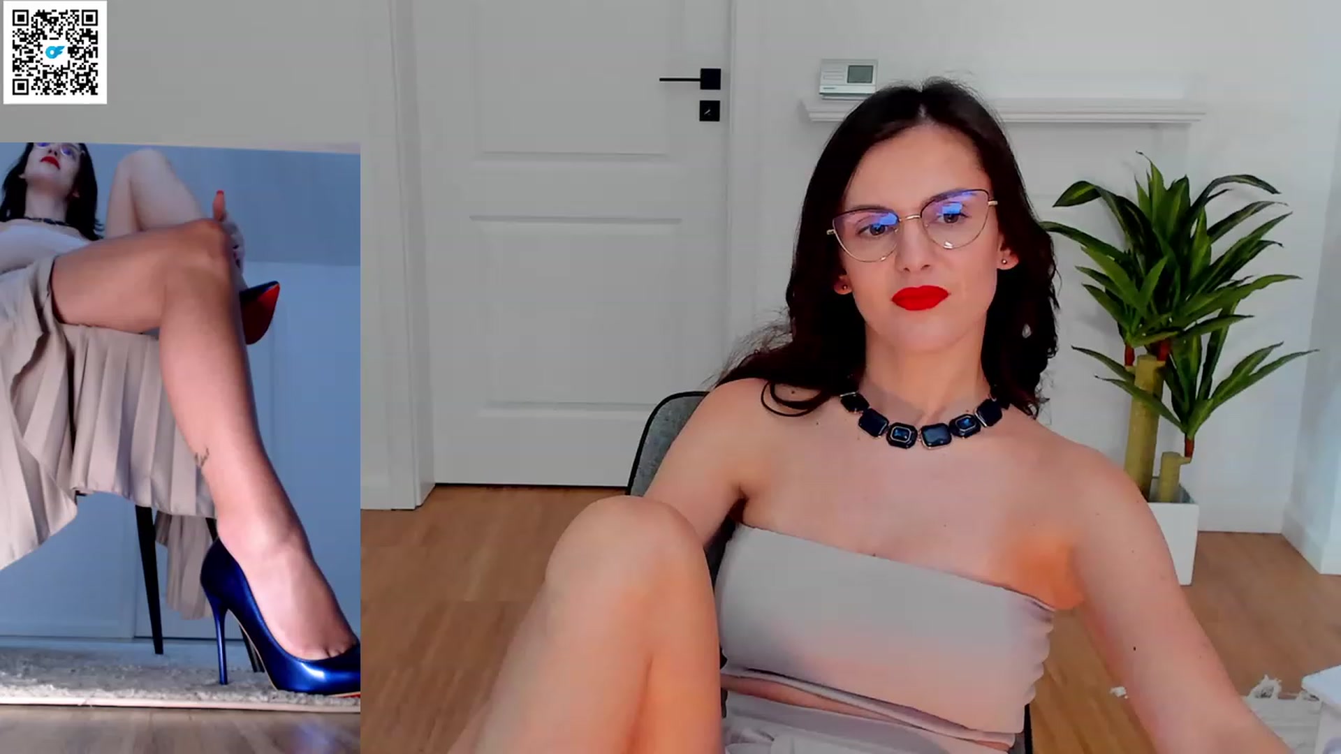 Gallery image thumbnail from Helle__'s myfreecams stream on, 03/08/2023, 13:38 image 6 of 20