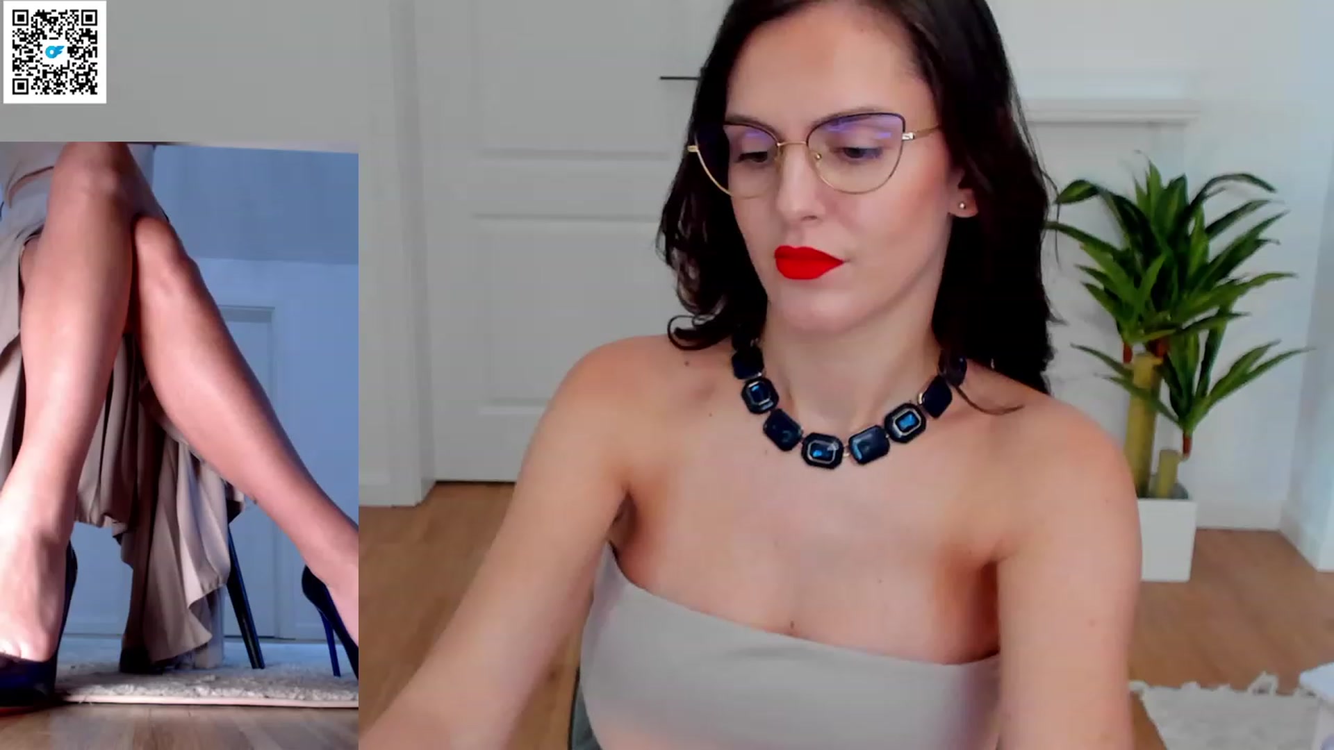 Gallery image thumbnail from Helle__'s myfreecams stream on, 03/08/2023, 13:38 image 3 of 20