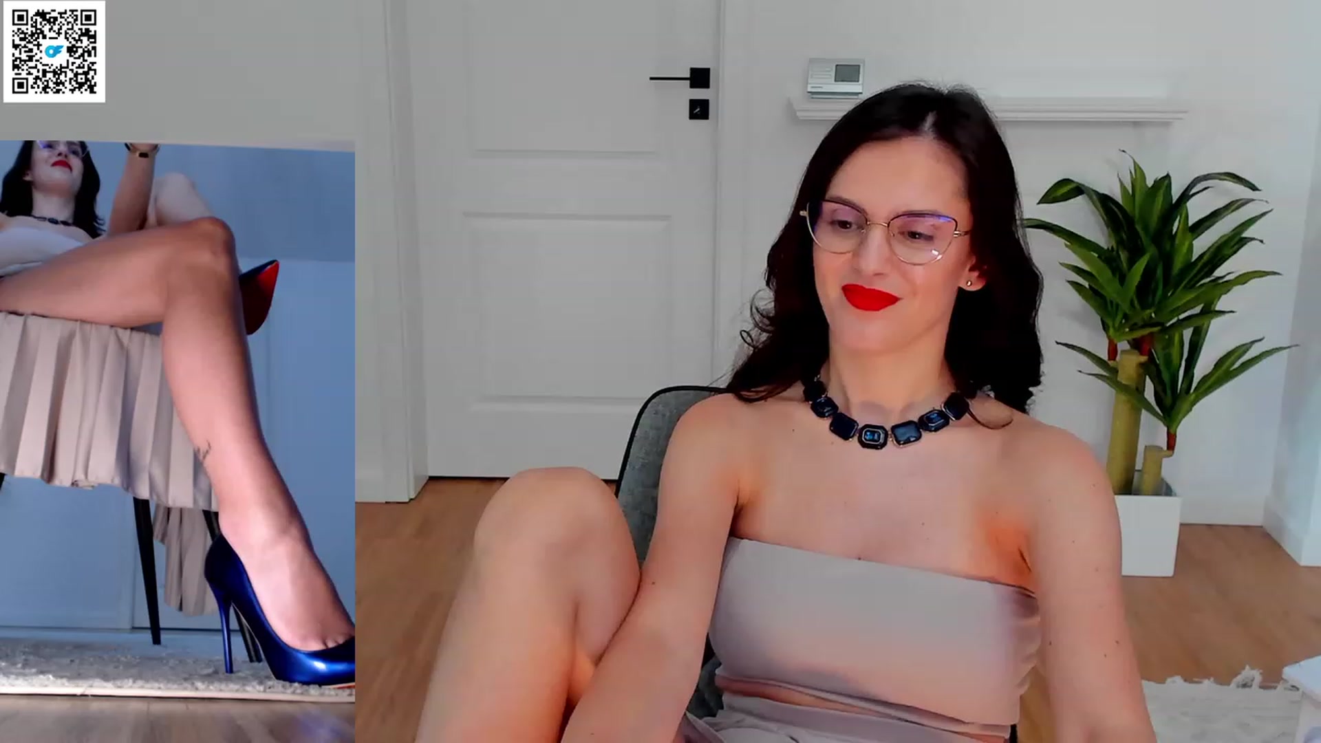 Gallery image thumbnail from Helle__'s myfreecams stream on, 03/08/2023, 13:38 image 7 of 20