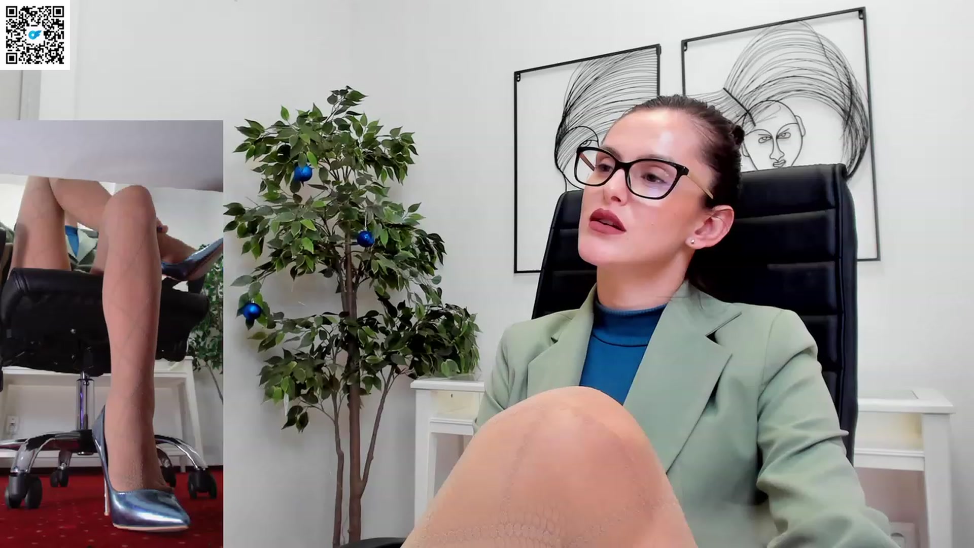 Gallery image thumbnail from Helle__'s myfreecams stream on, 03/17/2023, 13:27 image 1 of 20