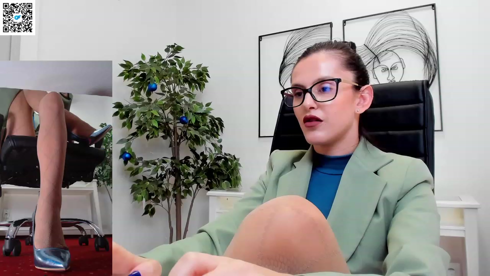 Gallery image thumbnail from Helle__'s myfreecams stream on, 03/17/2023, 13:27 image 2 of 20
