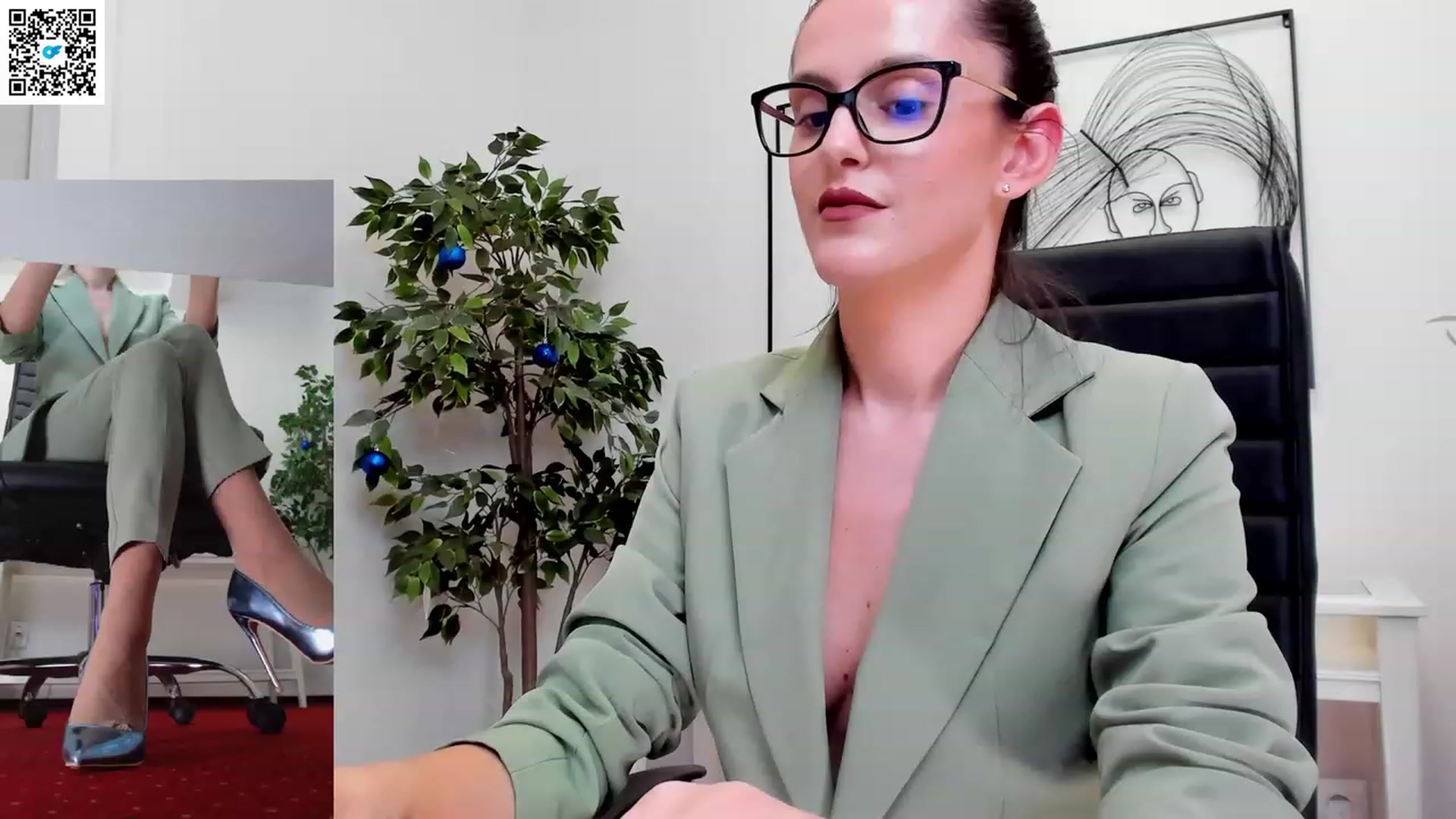 Gallery image thumbnail from Helle__'s myfreecams stream on, 03/17/2023, 13:27 image 18 of 20