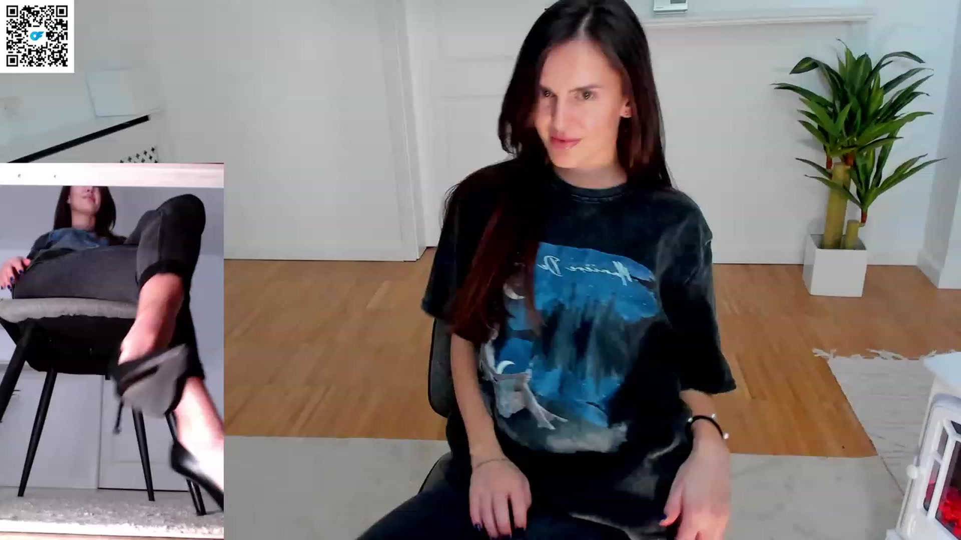 Gallery image thumbnail from Helle__'s myfreecams stream on, 03/18/2023, 22:46 image 5 of 20