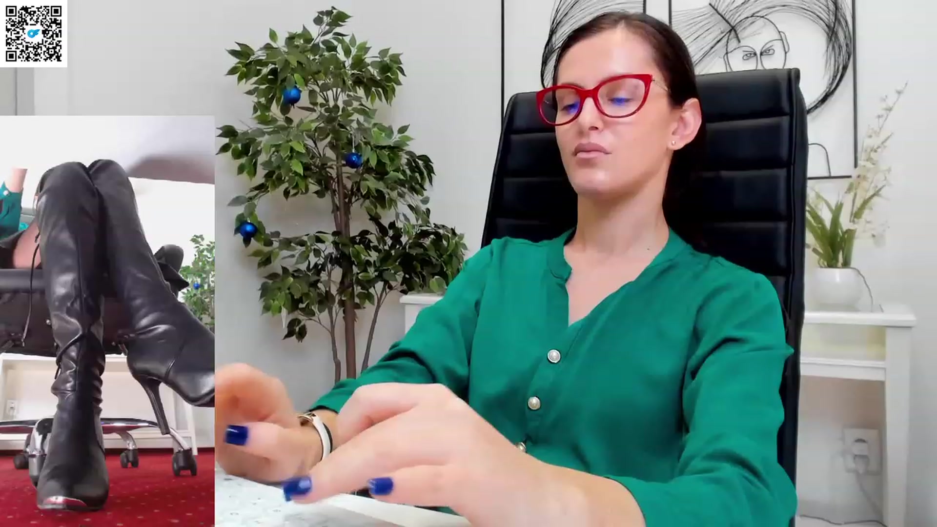 Gallery image thumbnail from Helle__'s myfreecams stream on, 03/20/2023, 09:49 image 17 of 20